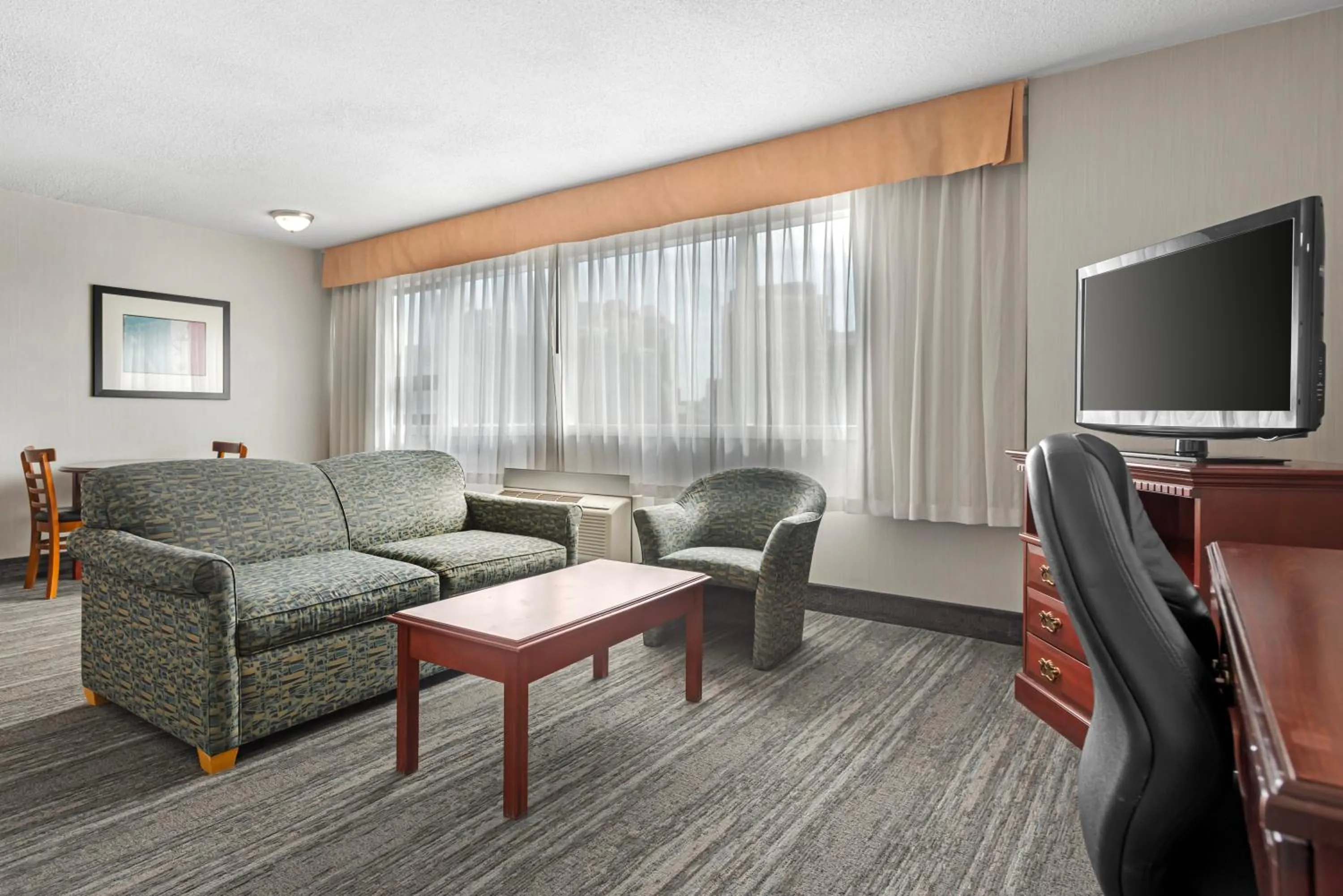 TV and multimedia in Best Western Plus Suites Downtown Calgary