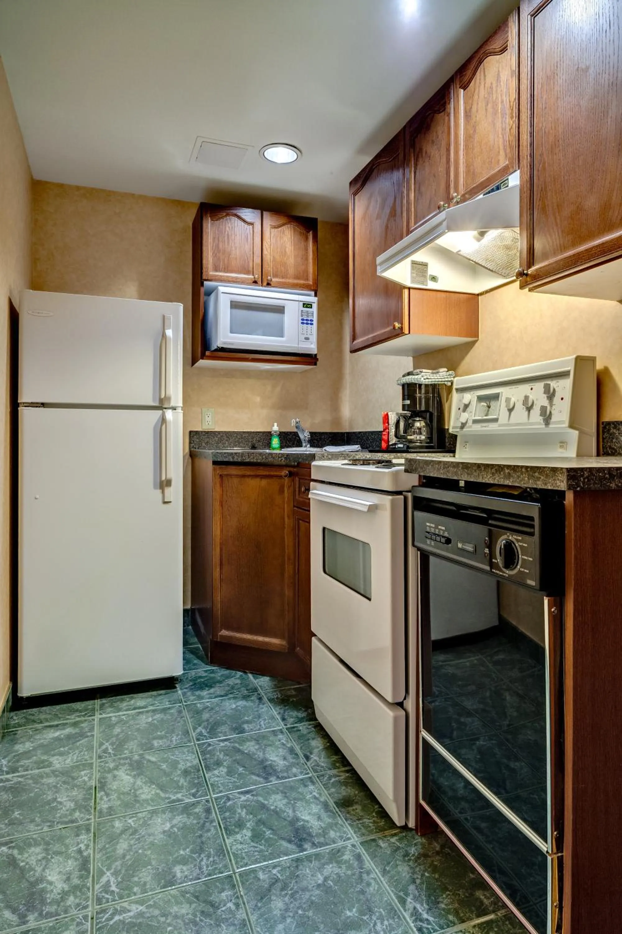 Kitchen or kitchenette in Best Western Plus Suites Downtown Calgary