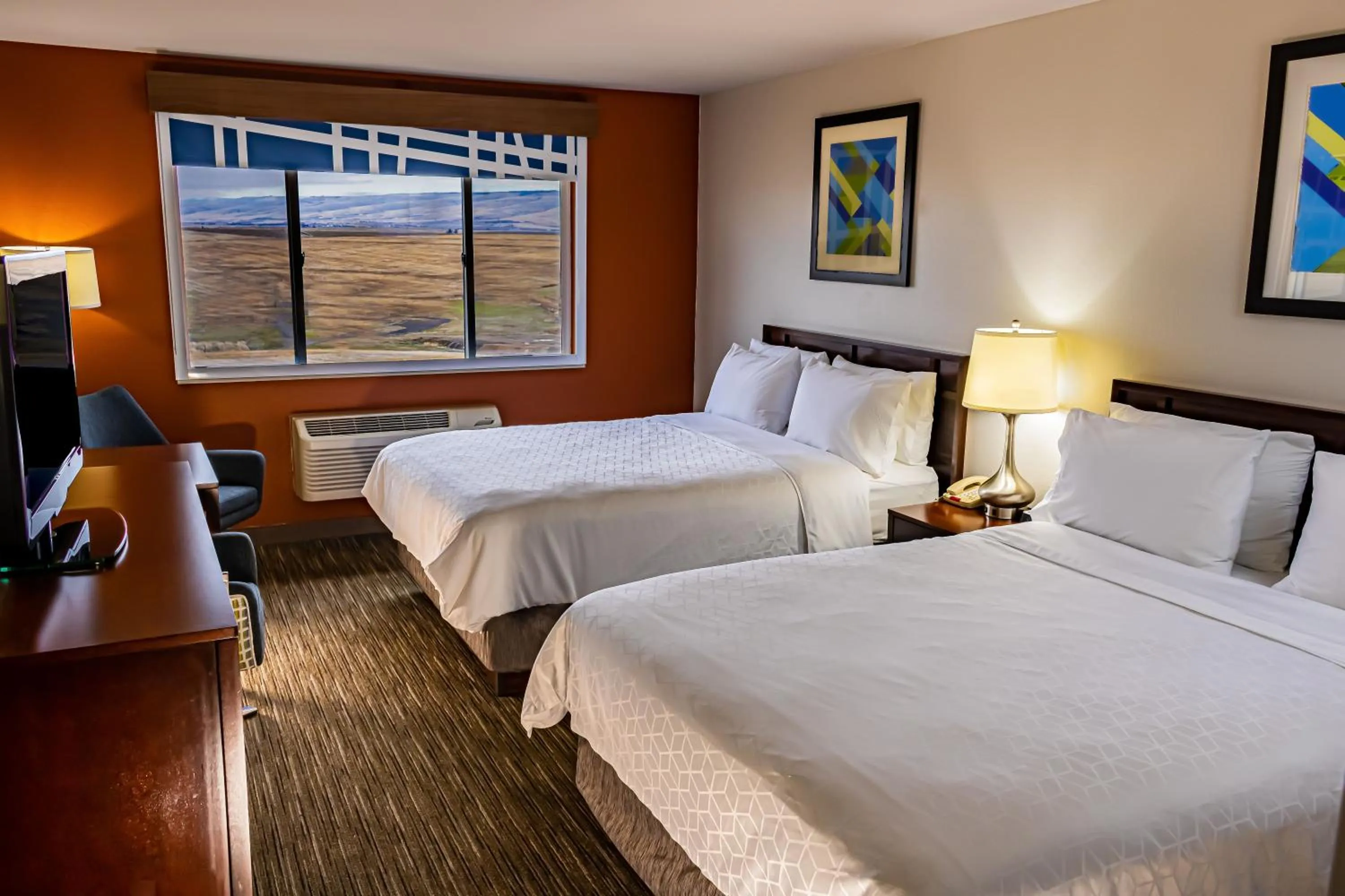 Photo of the whole room, Bed in Holiday Inn Express Pendleton by IHG