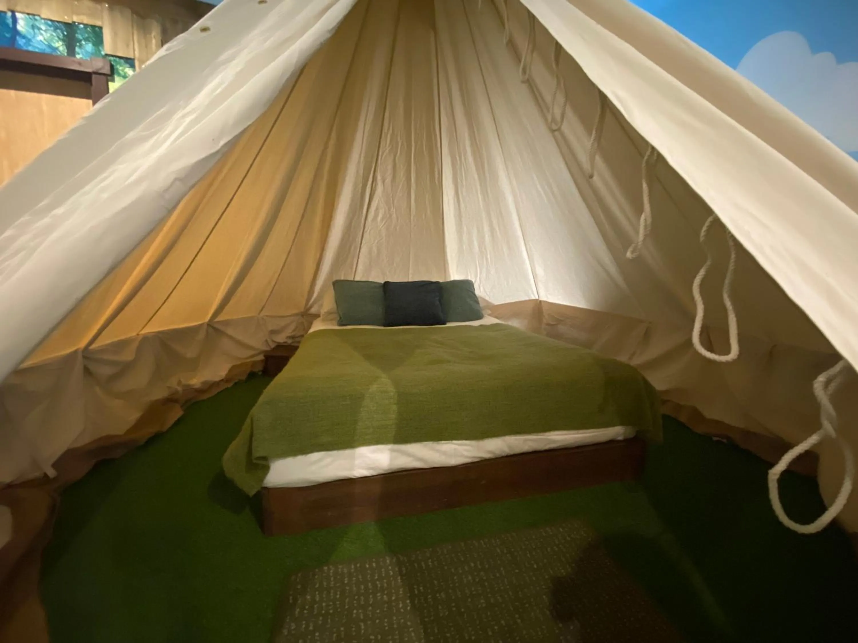 Bedroom, Bed in Explorers Retreat Matlock Bath