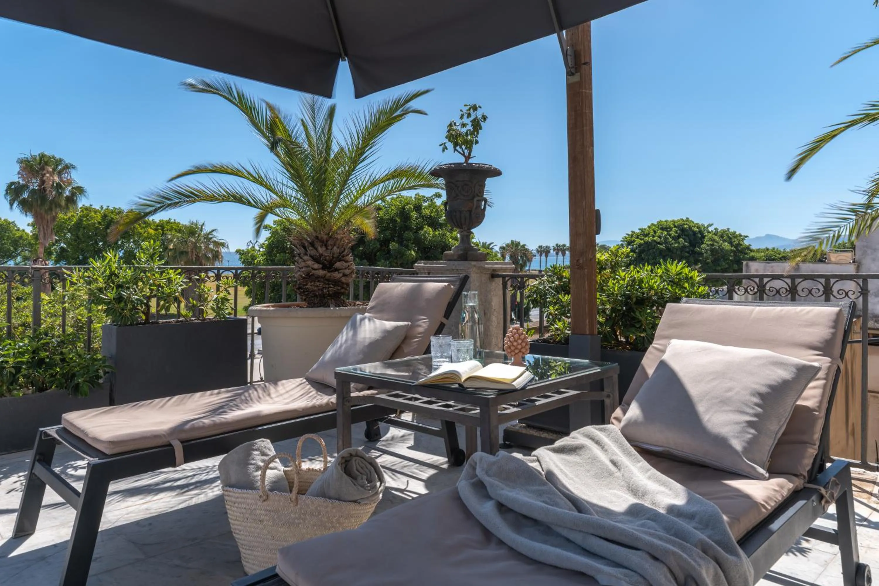 sunbed in L' Hôtellerie Easy Suites