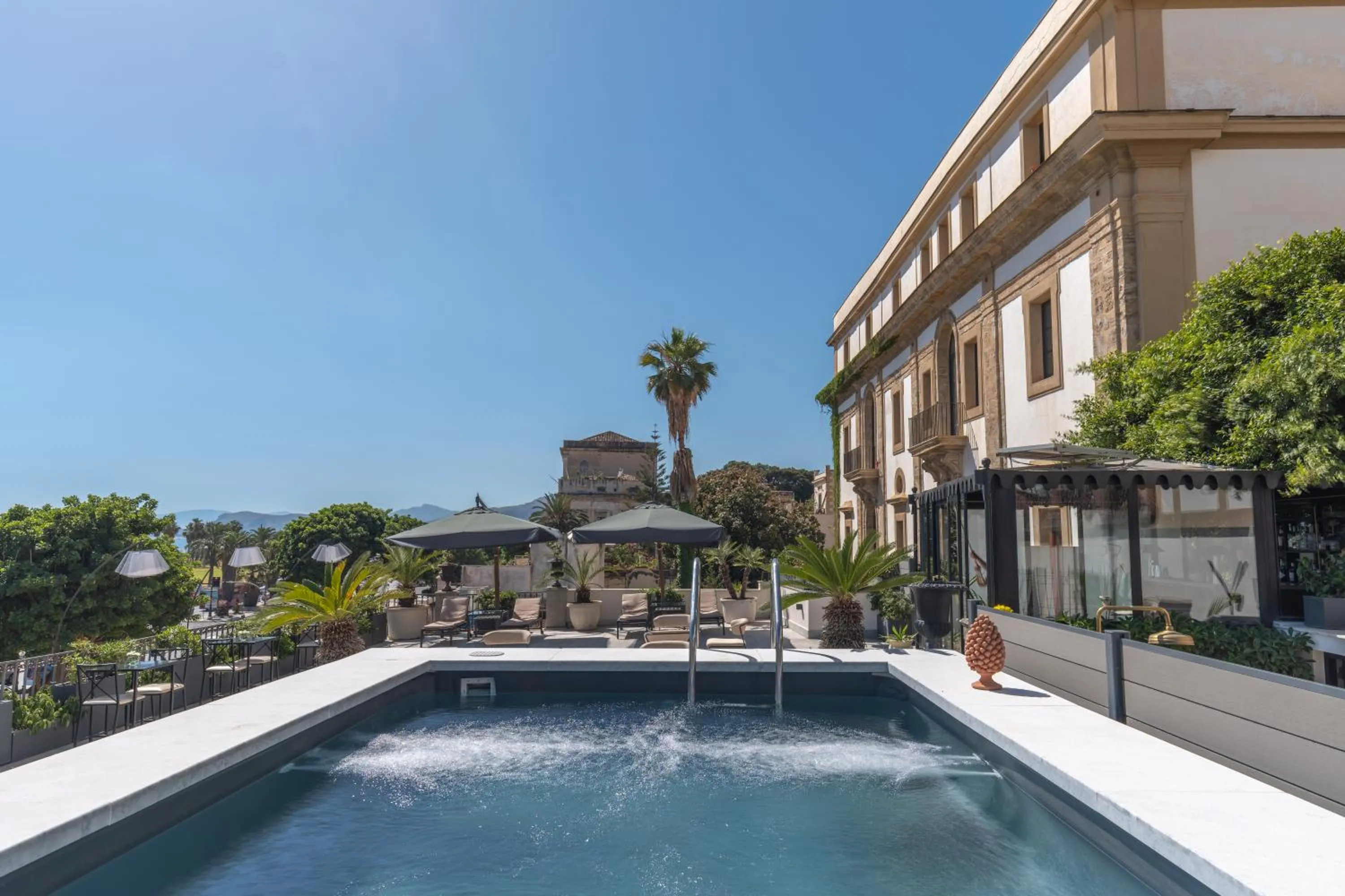 Swimming pool in L' Hôtellerie Easy Suites