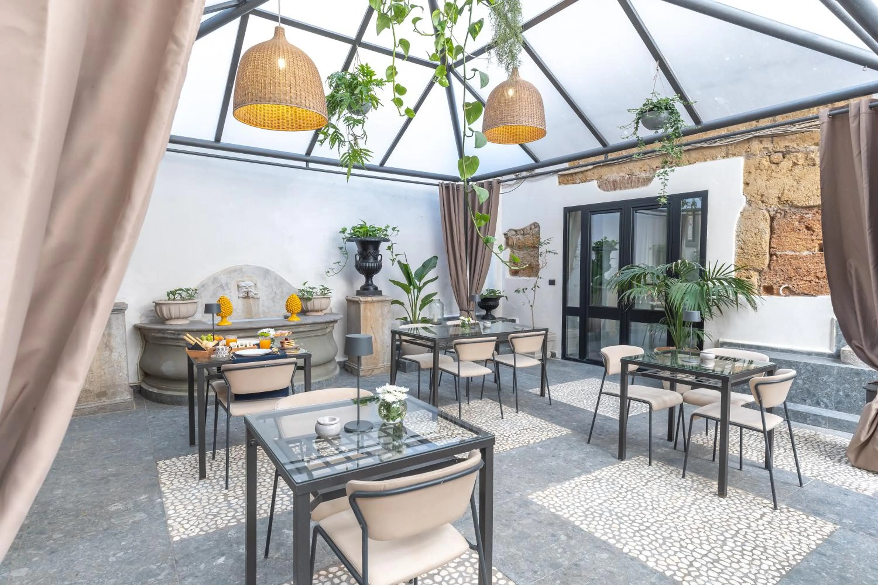 Patio in L' Hôtellerie Easy Suites