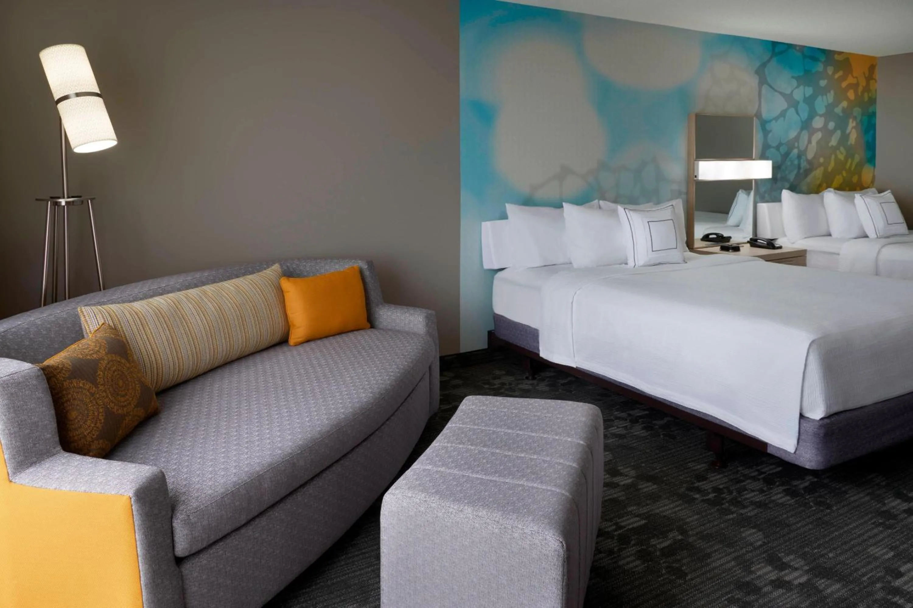 Photo of the whole room, Bed in Courtyard by Marriott Toronto Airport