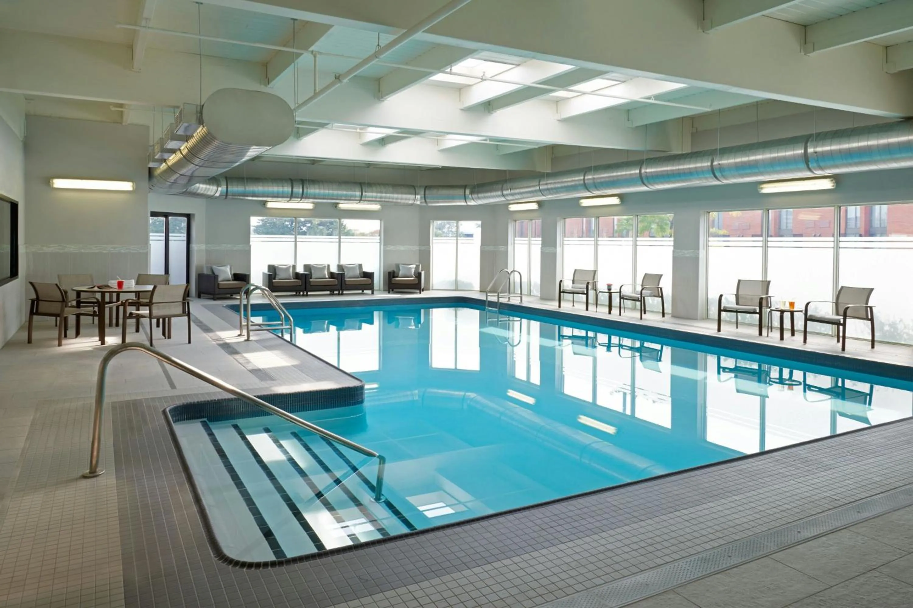 Swimming pool in Courtyard by Marriott Toronto Airport