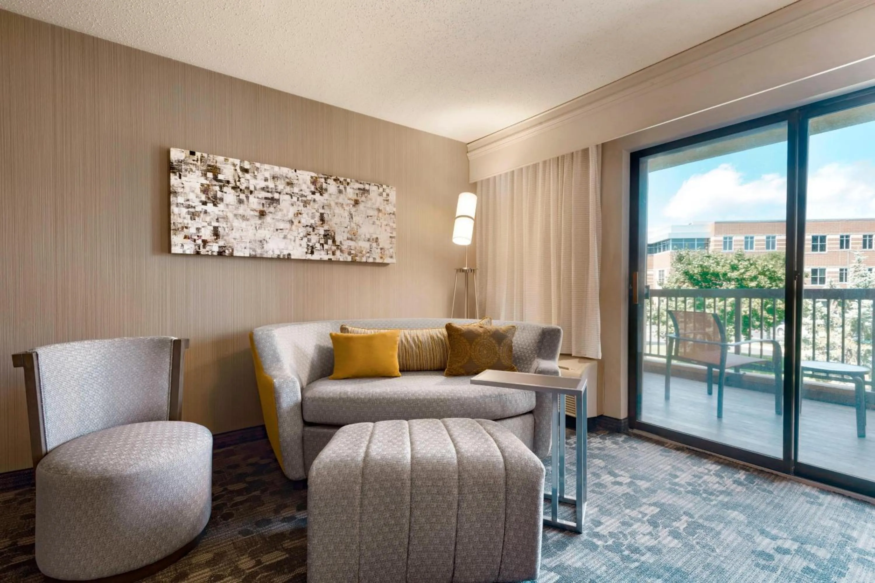 Living room in Courtyard Akron Fairlawn