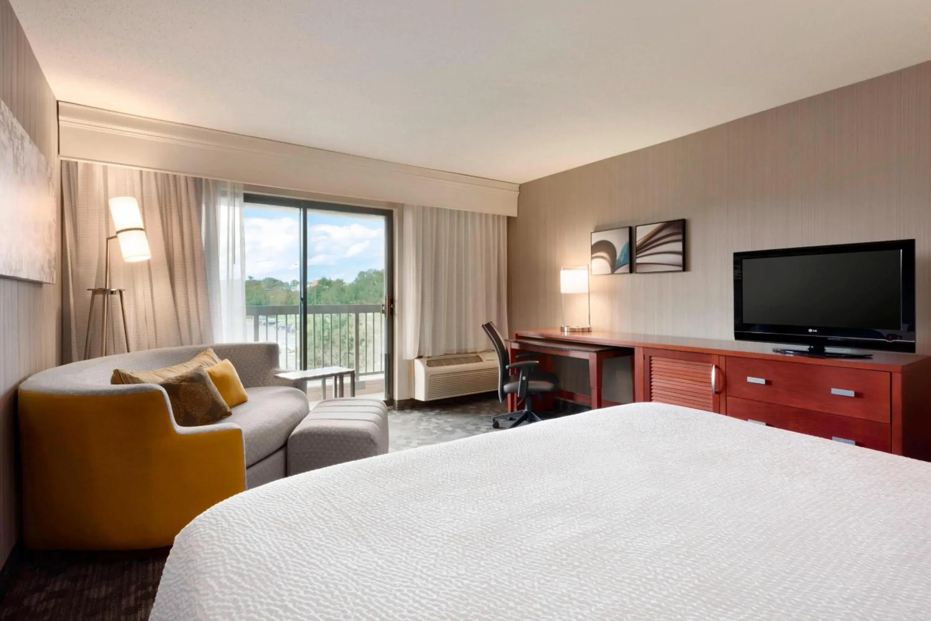 King Room with Sofa Bed and Transfer Shower - Mobility and Hearing Accessible in Courtyard Akron Fairlawn King Room with Sofa Bed and Transfer Shower - Mobility and Hearing Accessible in Courtyard Akron Fairlawn