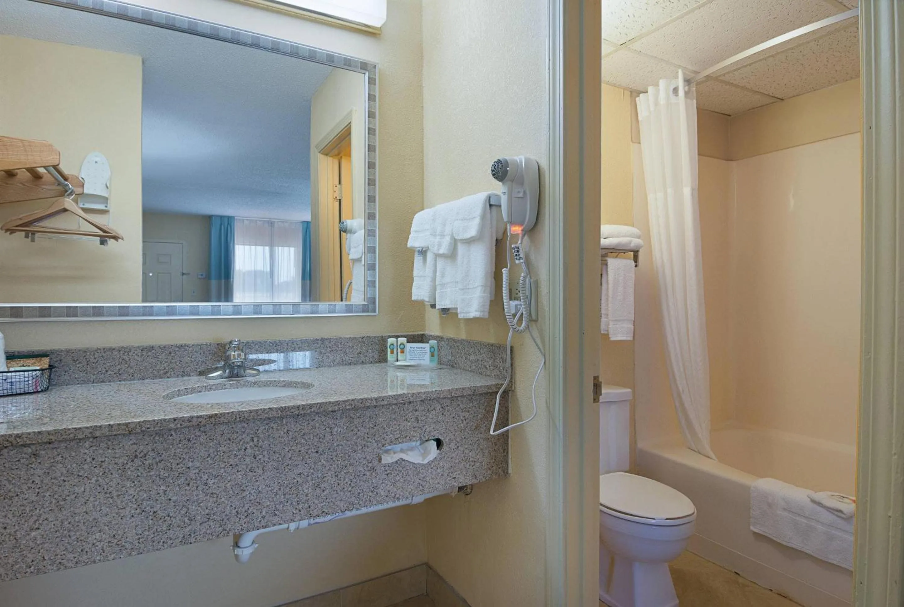 Bedroom in Quality Inn Calhoun North I-75