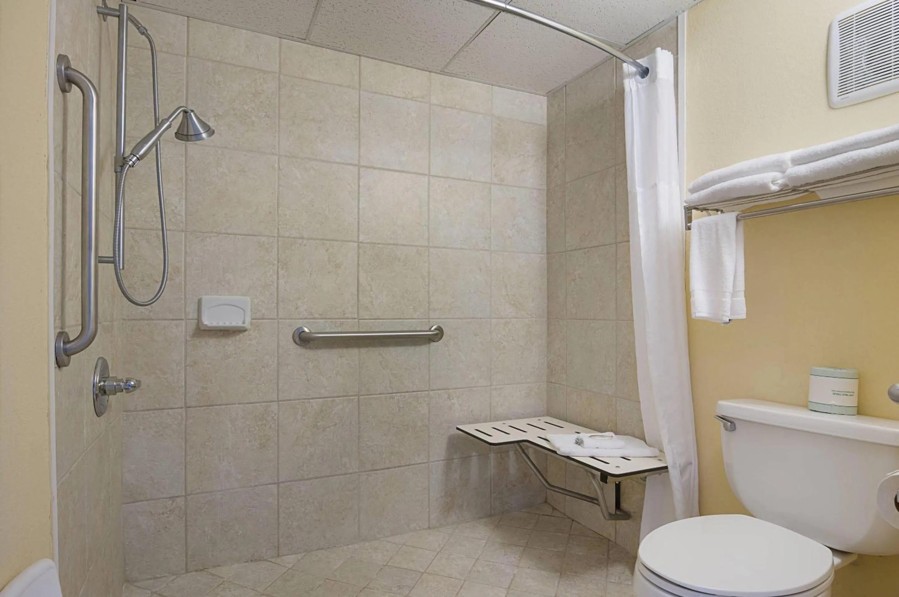 Bedroom in Quality Inn Calhoun North I-75