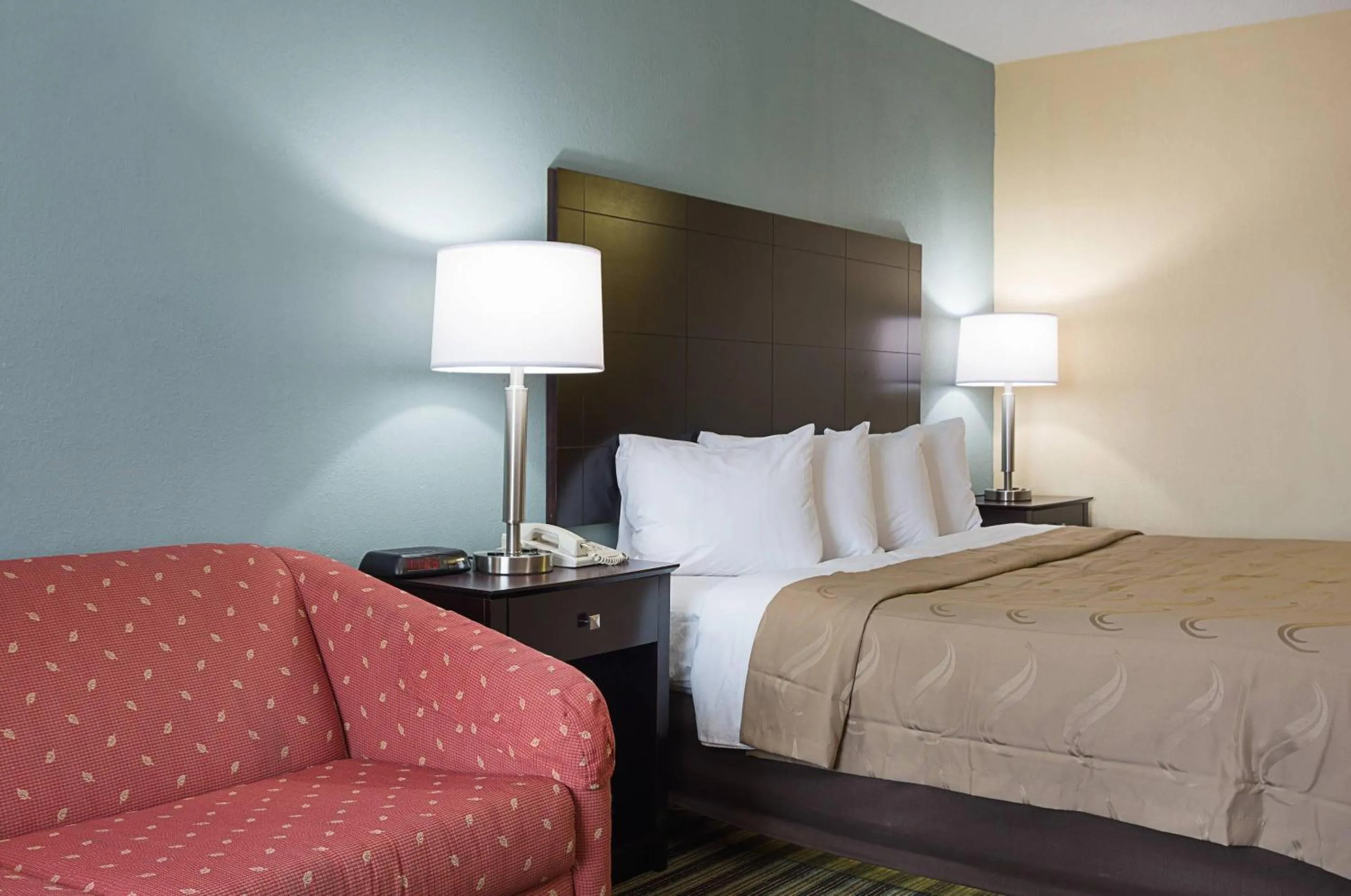 Bedroom, Bed in Quality Inn Calhoun North I-75