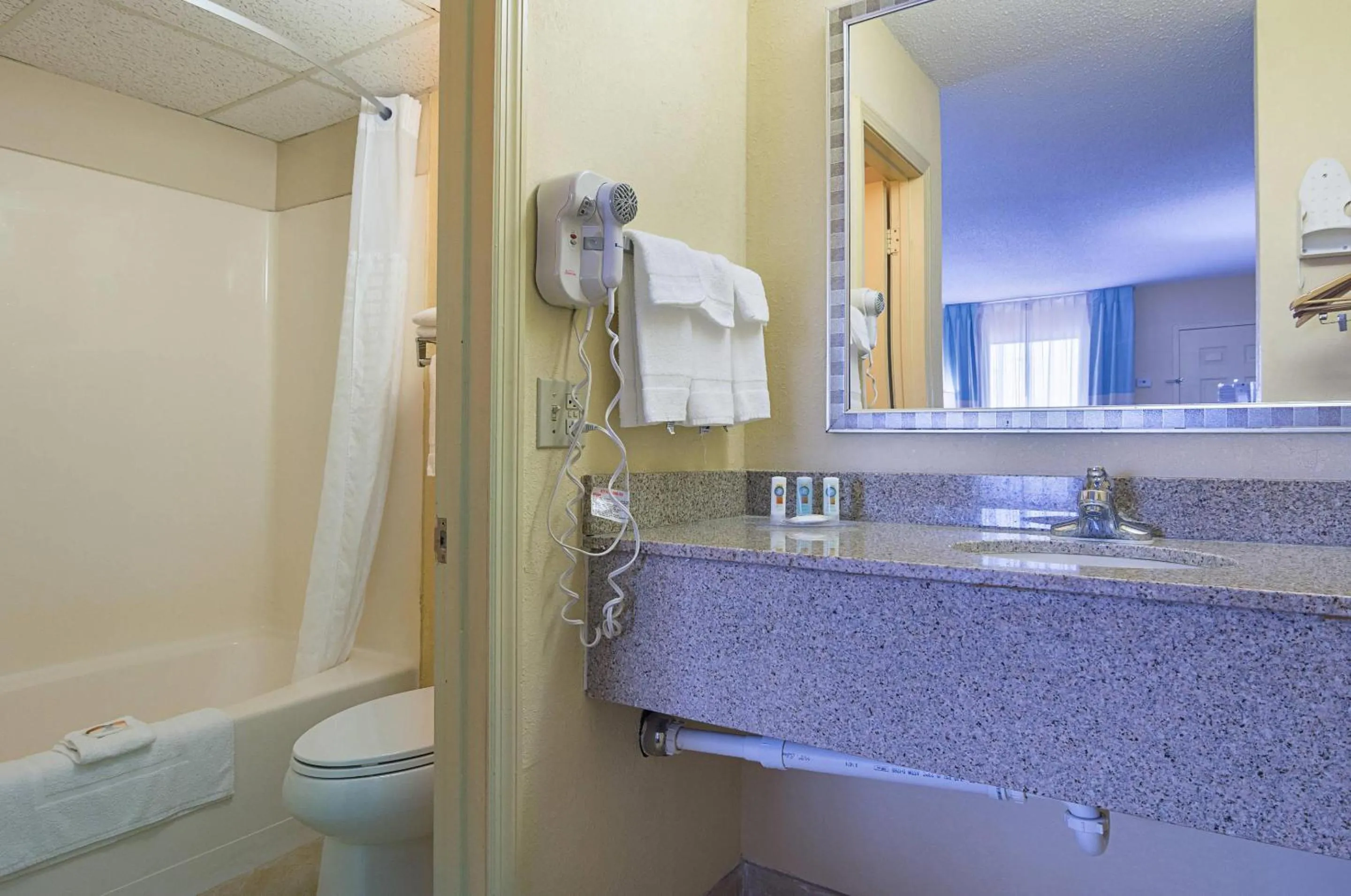 Bedroom in Quality Inn Calhoun North I-75