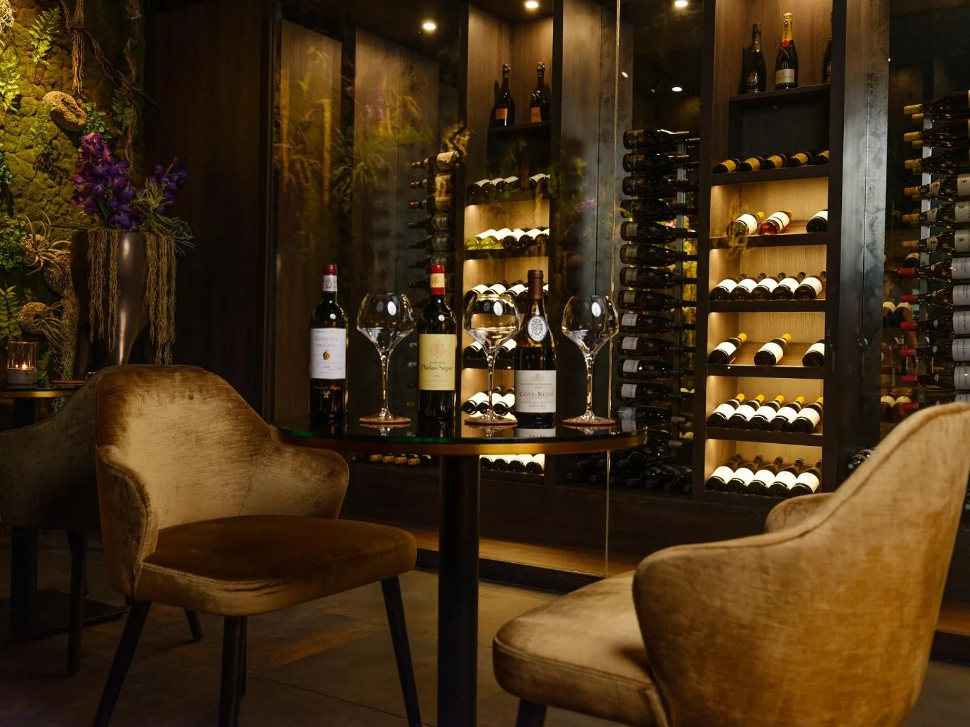 Lounge or bar in Le Bora Bora by Pearl Resorts