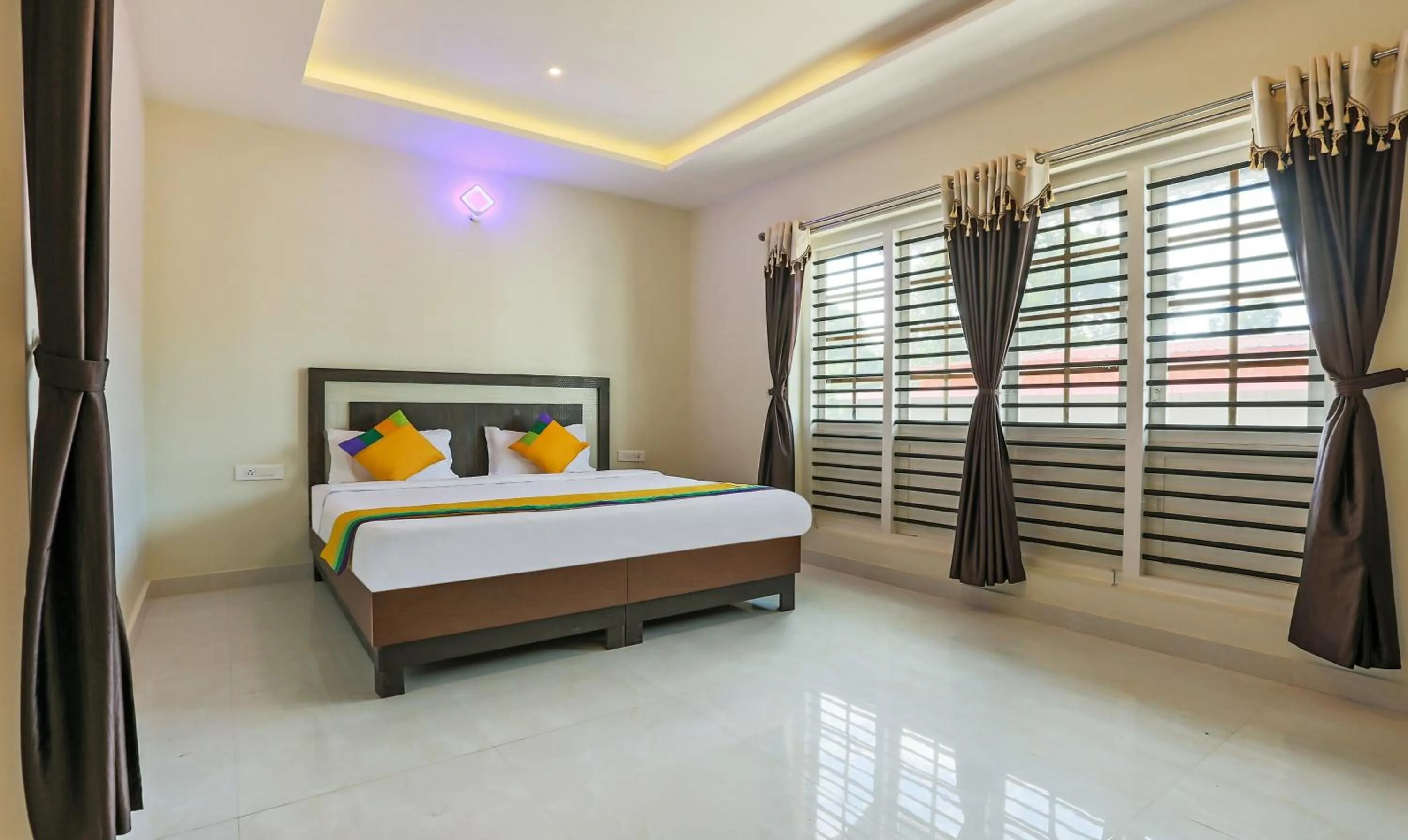 Photo of the whole room, Bed in Itsy Hotels Kottaram Residency, 10 Mins To Botanical Garden