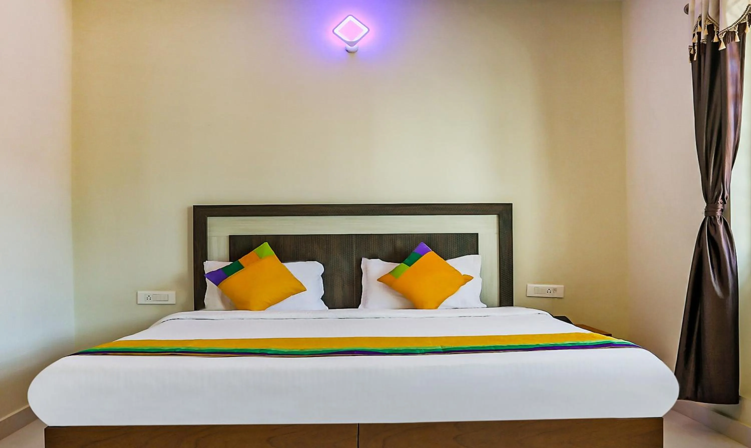 Bedroom, Bed in Itsy Hotels Kottaram Residency, 10 Mins To Botanical Garden