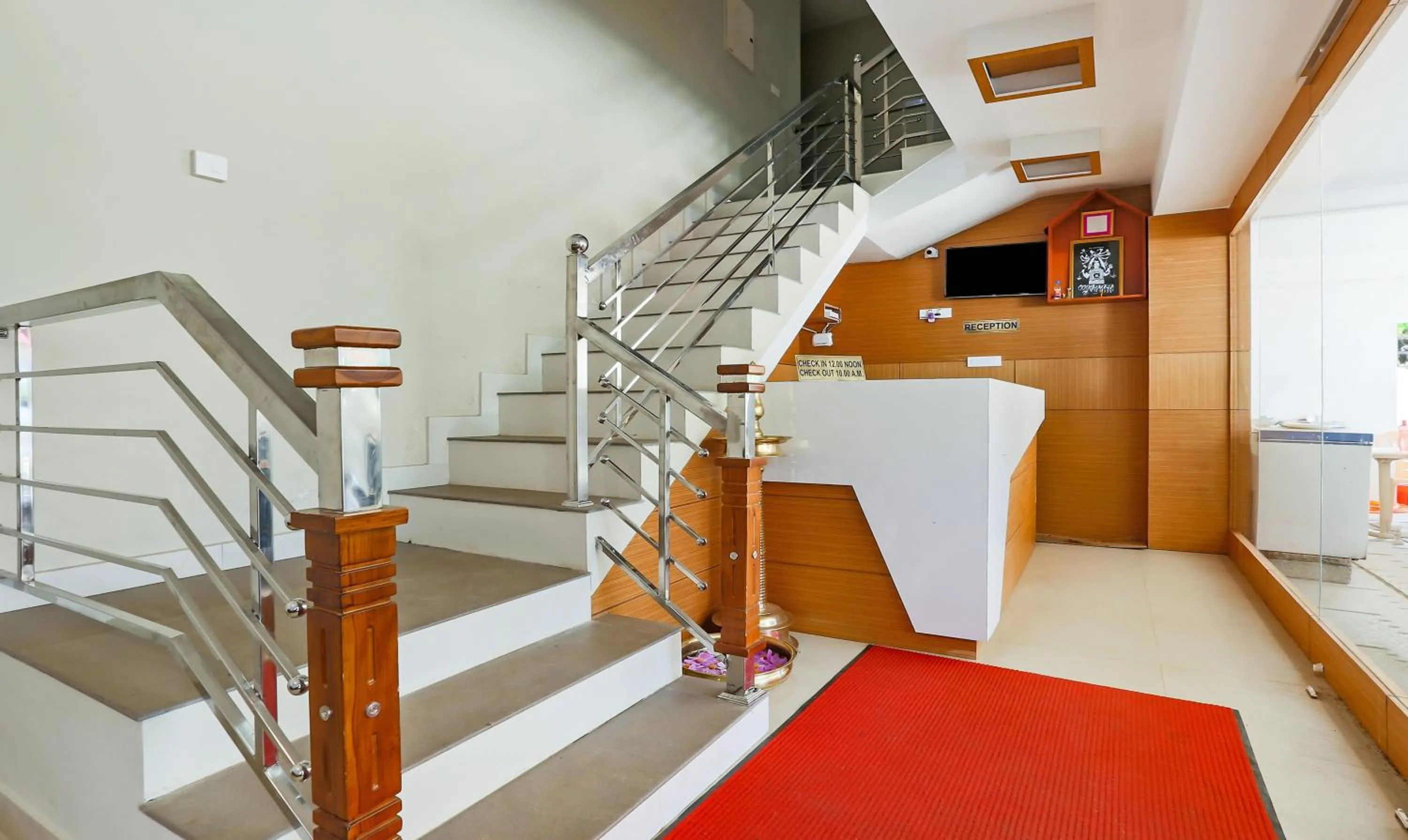 Lobby or reception in Itsy Hotels Kottaram Residency, 10 Mins To Botanical Garden