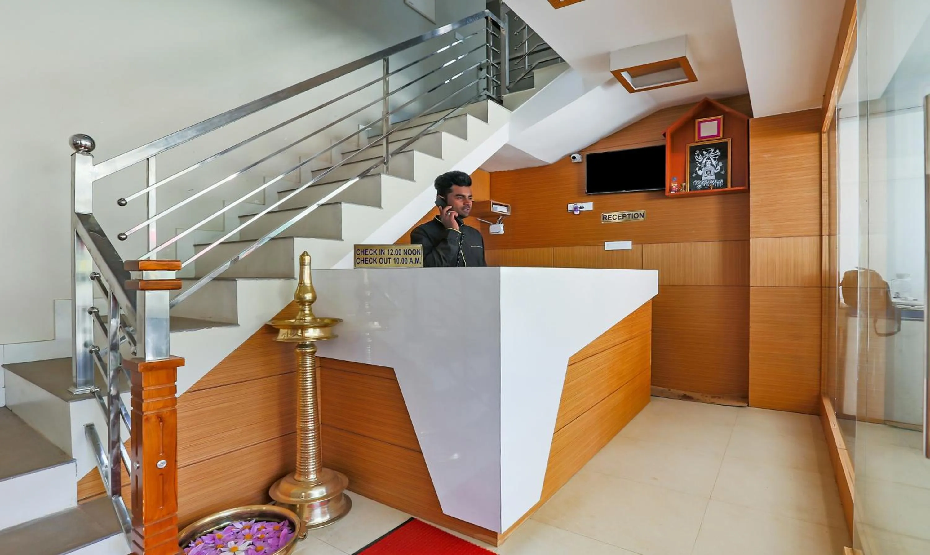 Lobby or reception in Itsy Hotels Kottaram Residency, 10 Mins To Botanical Garden