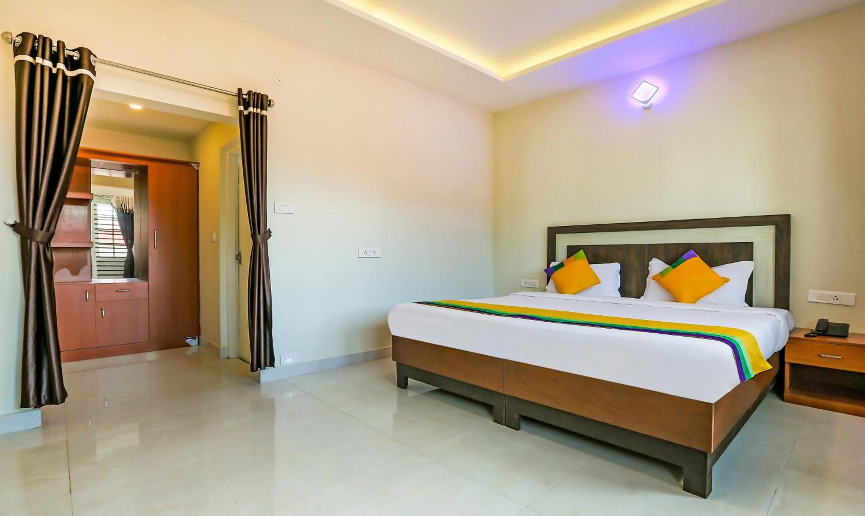 Photo of the whole room, Bed in Itsy Hotels Kottaram Residency, 10 Mins To Botanical Garden