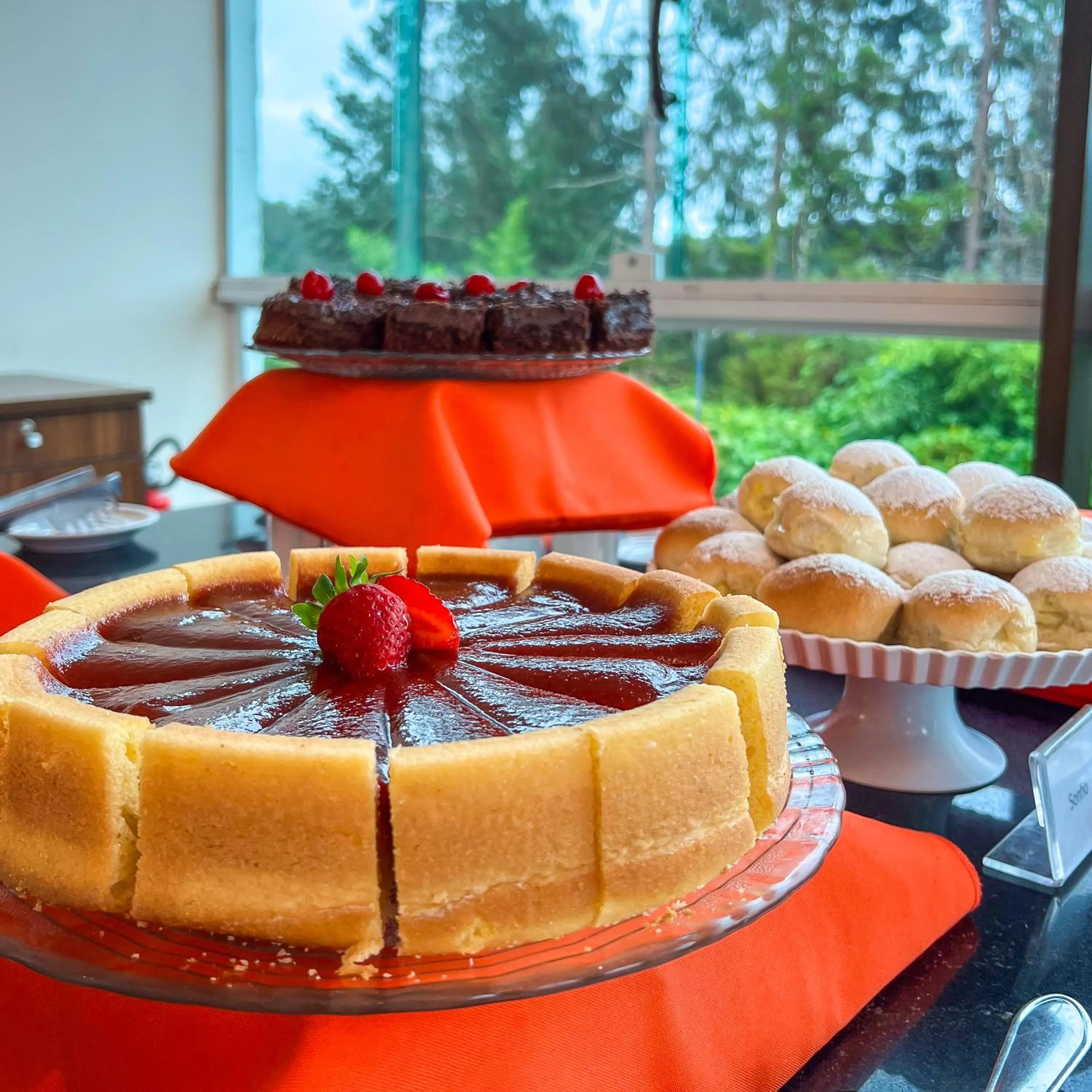 Breakfast in Hotel Dan Inn Campos do Jordão
