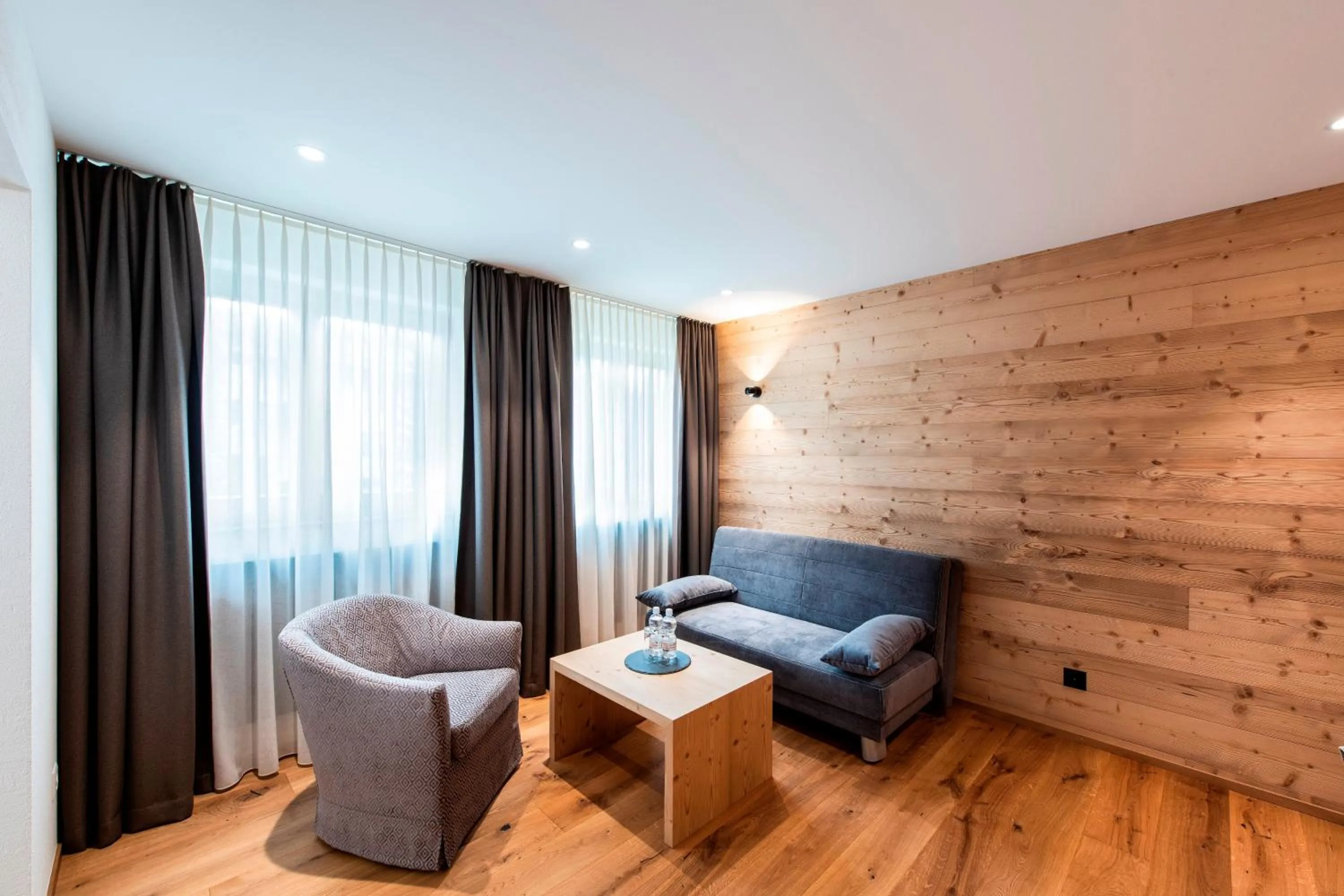 Seating area, Bed in Posthotel Valbella - Berge, Spa & Wir