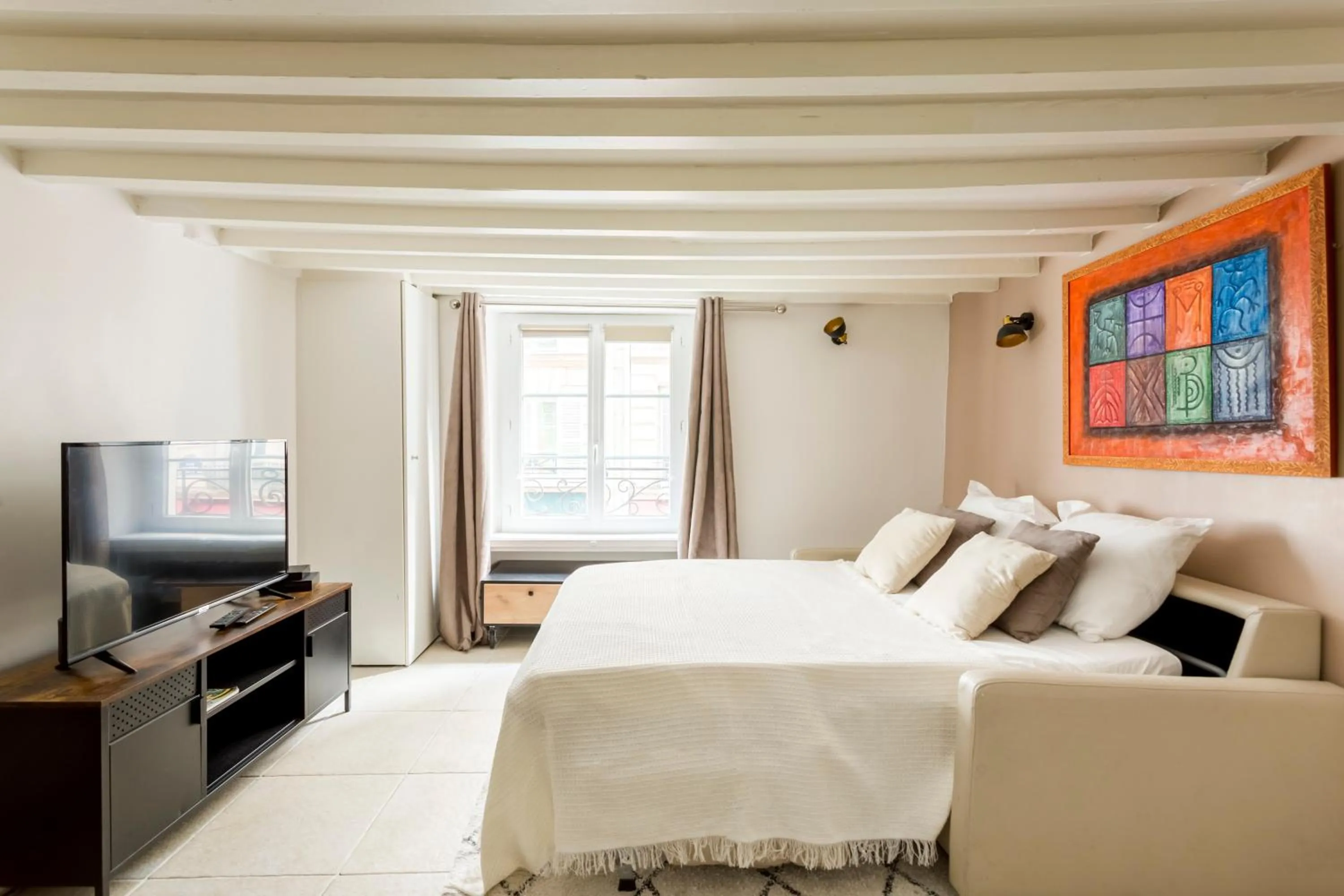 Bed in Rivoli Vieille du temple with AC