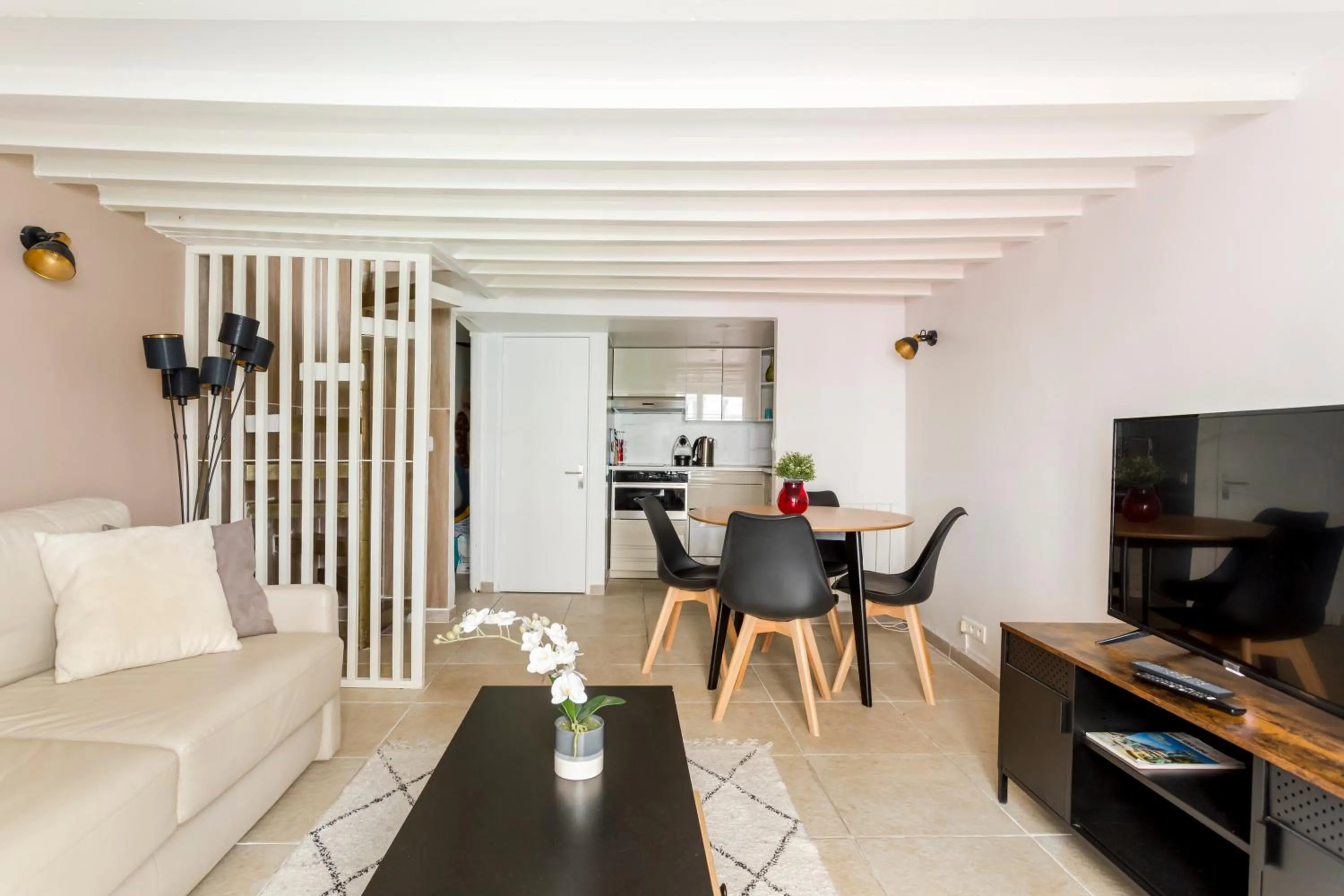 Communal lounge/ TV room in Rivoli Vieille du temple with AC