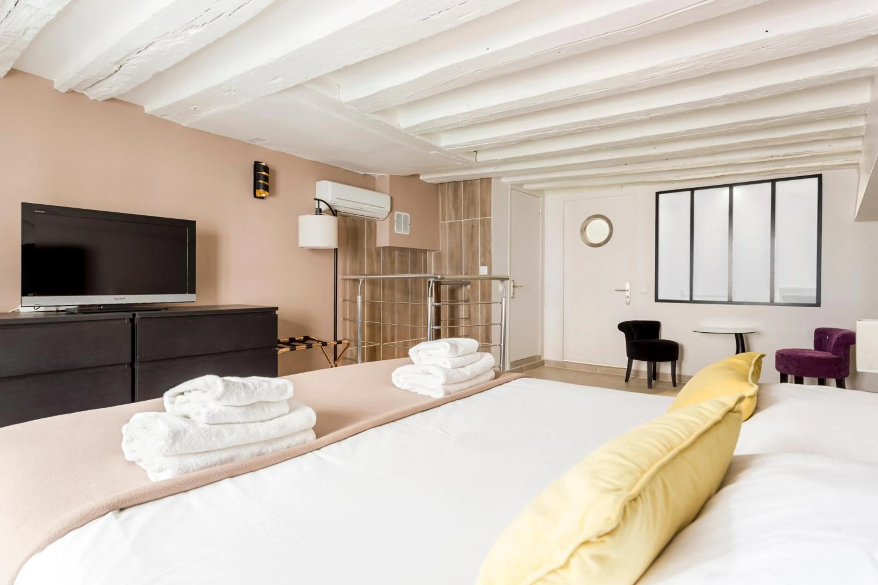 Bed in Rivoli Vieille du temple with AC
