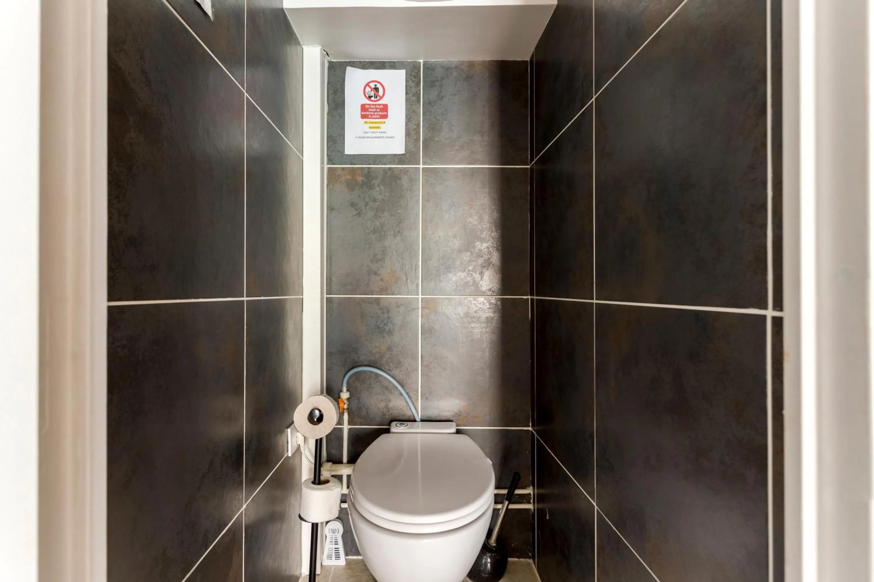 Toilet in Rivoli Vieille du temple with AC