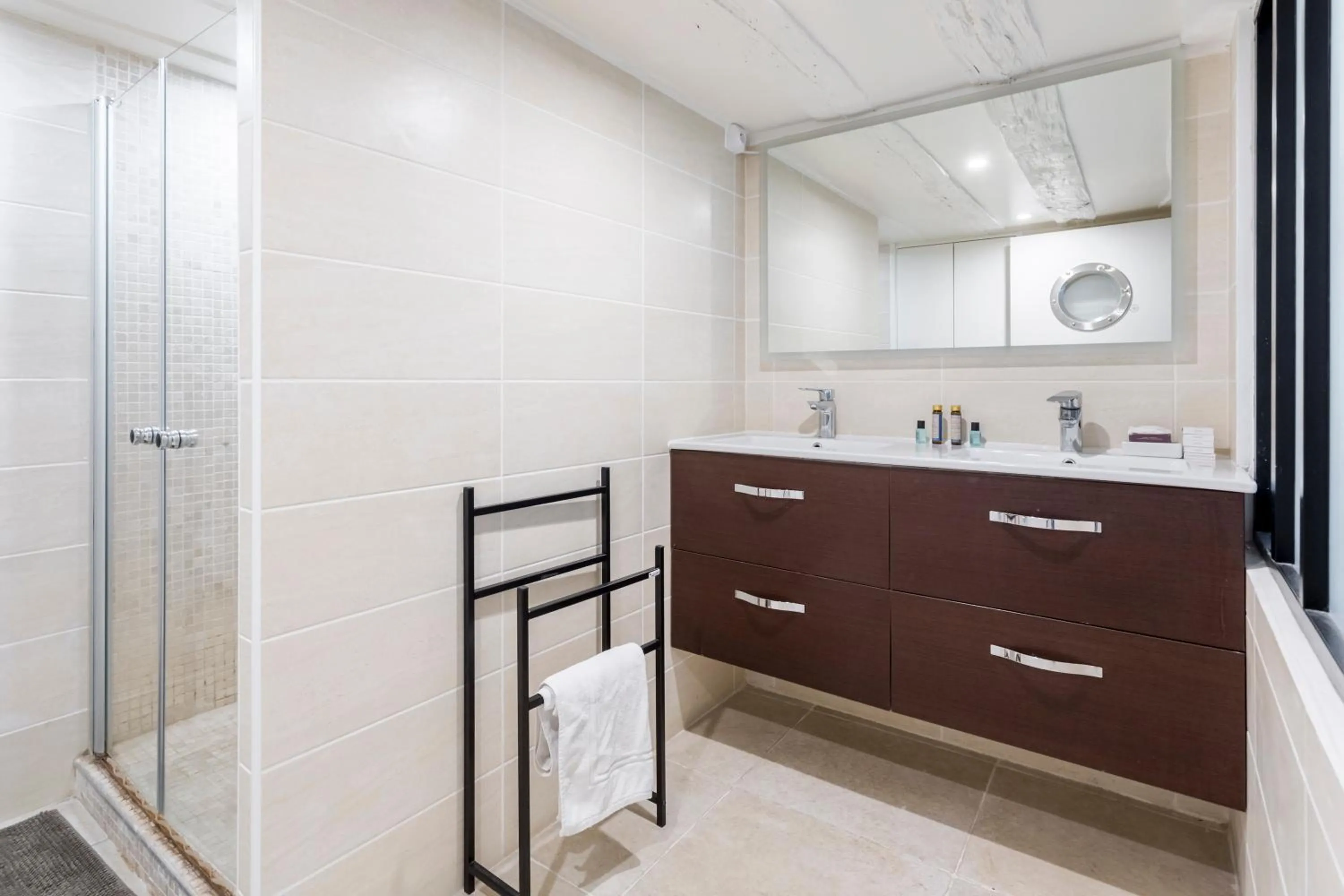 Bathroom in Rivoli Vieille du temple with AC