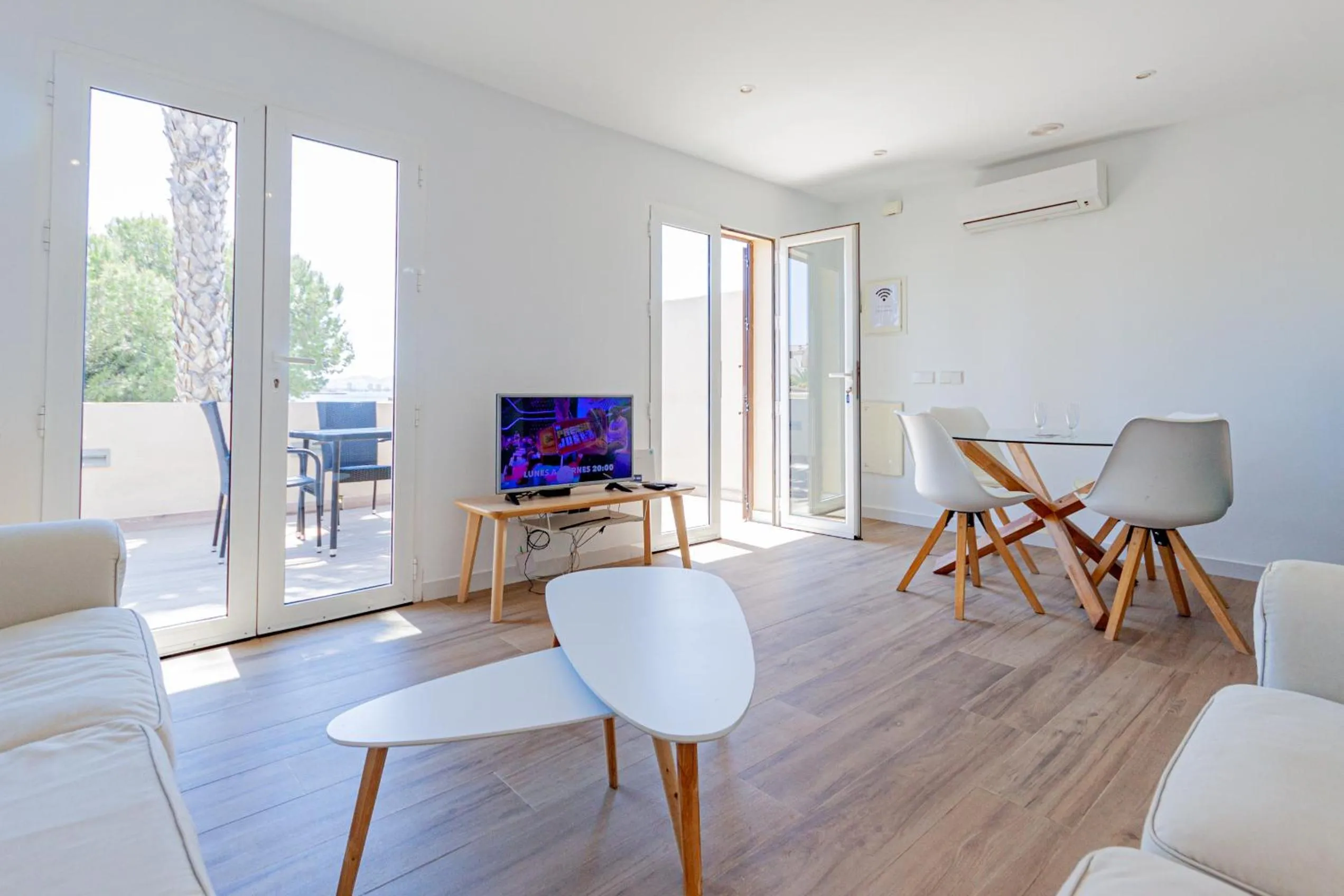 Communal lounge/ TV room in Inmovecos reformado 1ºlinea playa Optimist 2