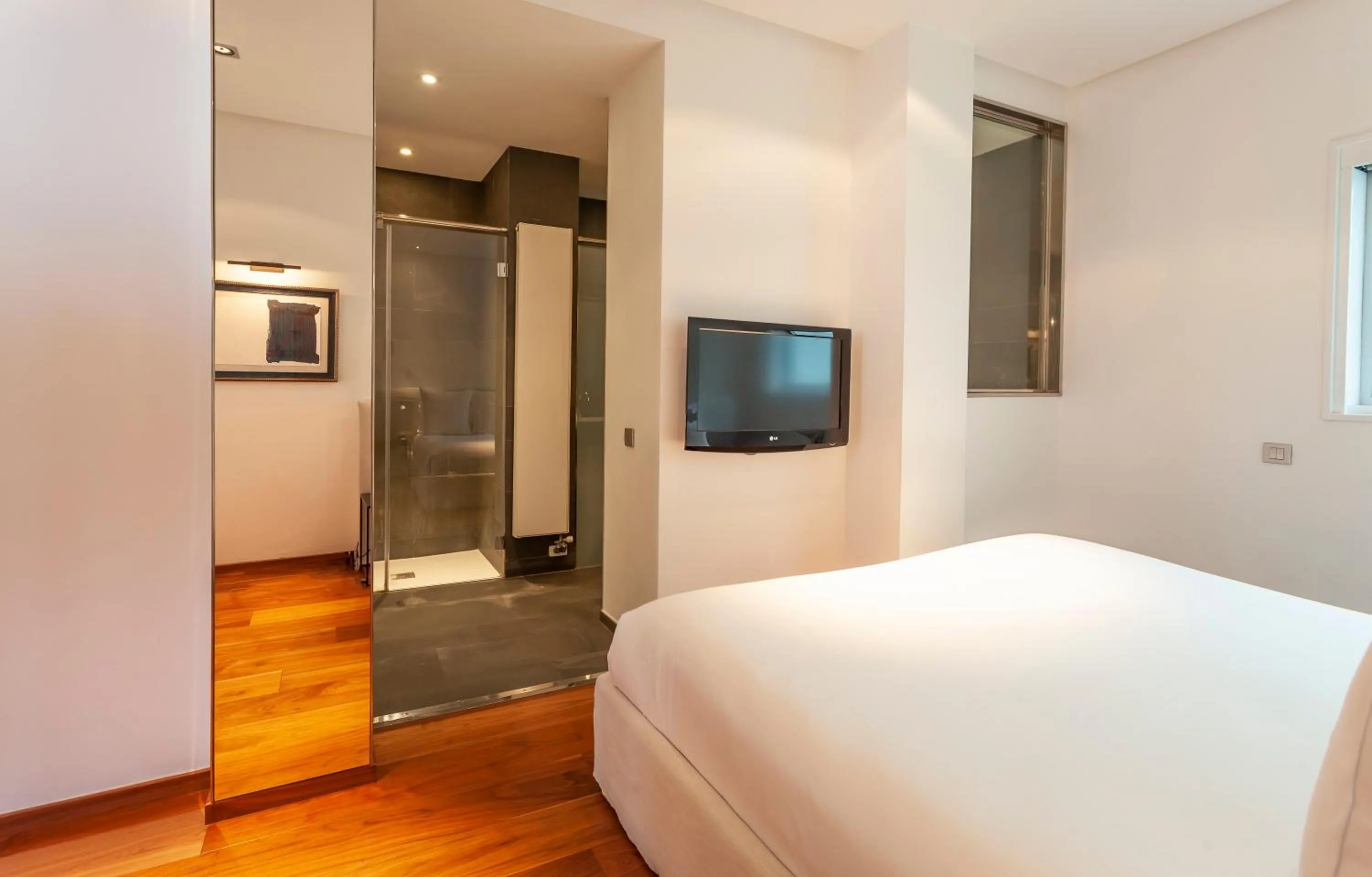 Bathroom, Bed in Suites Avenue