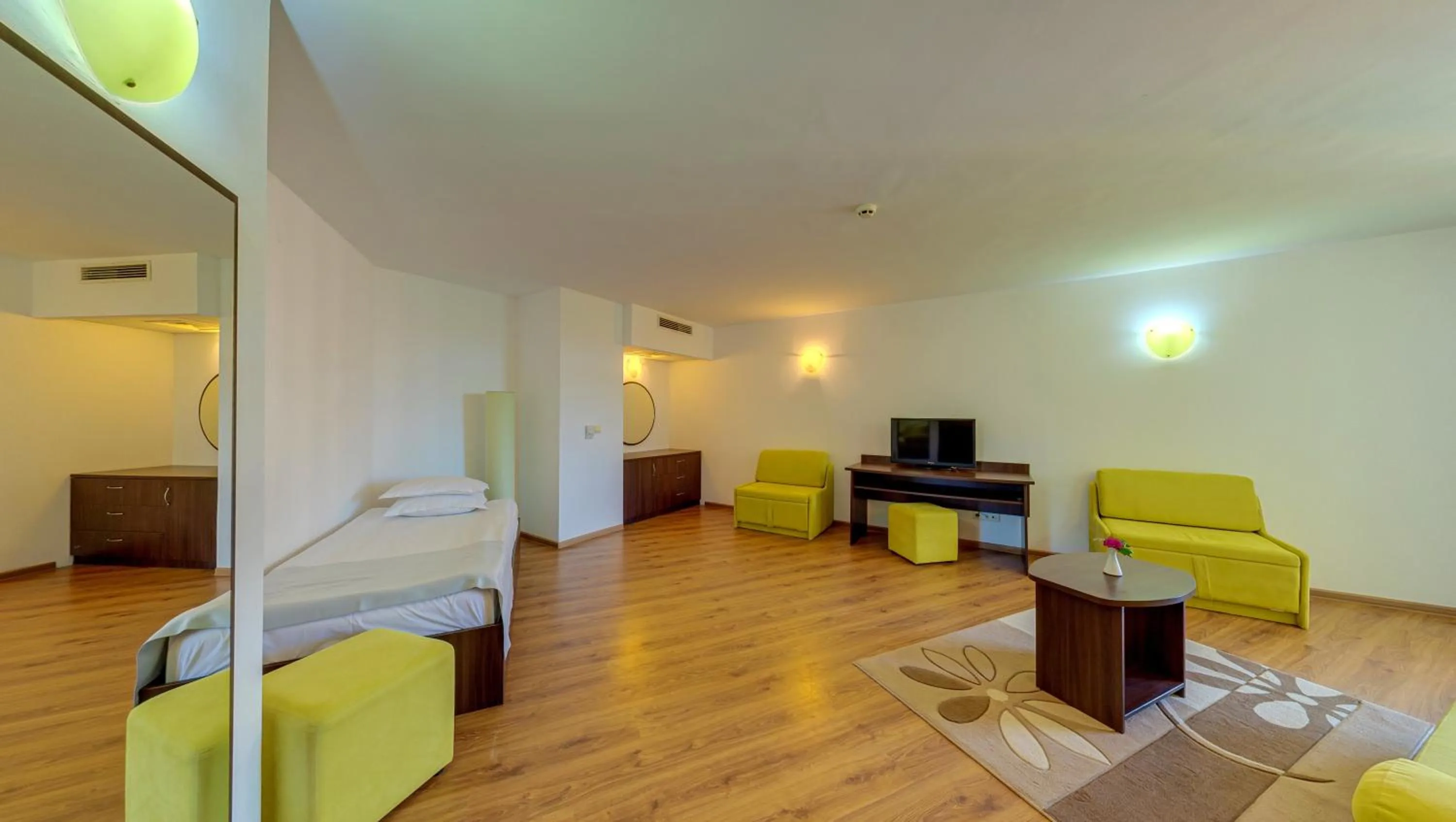 Communal lounge/ TV room, Bed in Madara Park Hotel - All Inclusive