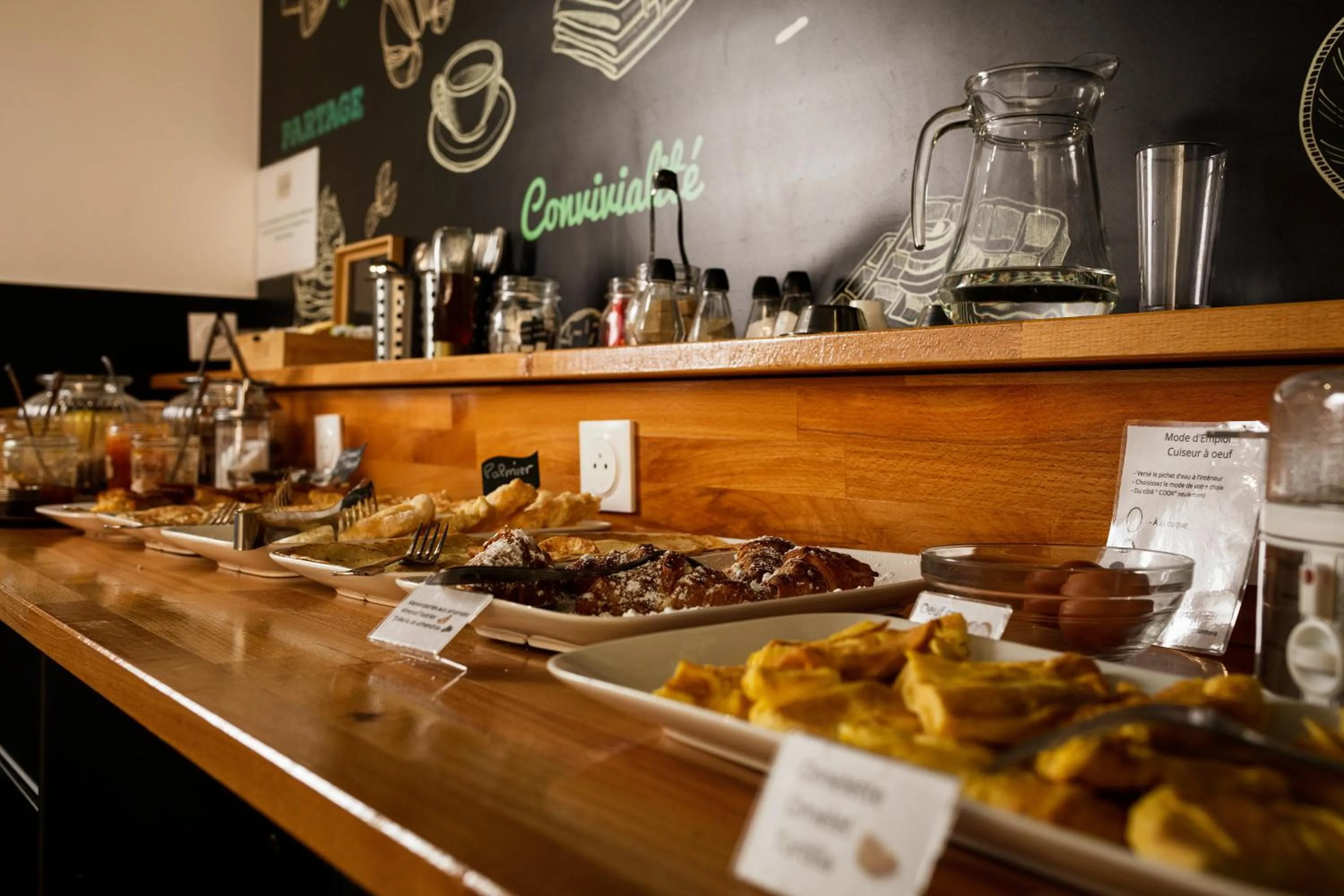 Food and drinks in Hôtel Les Sables - Urban Style - by Logis Hotels