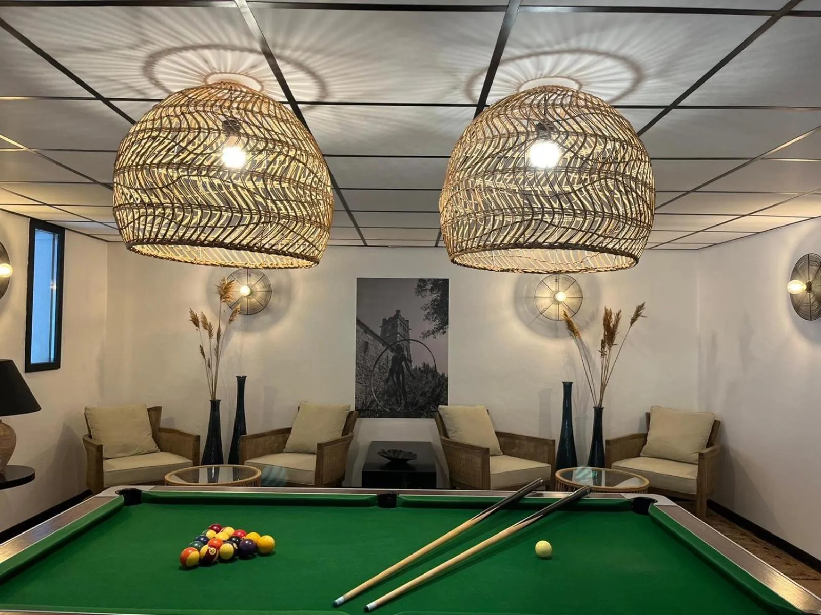 Billiard in Hôtel Les Sables - Urban Style - by Logis Hotels