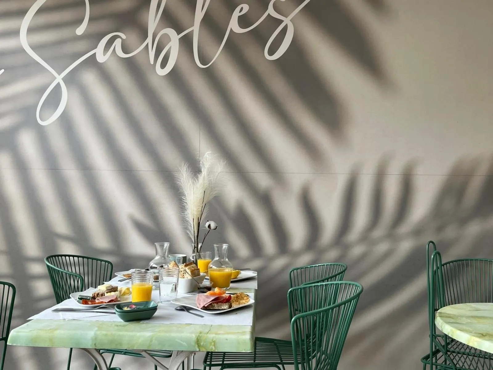 Breakfast in Hôtel Les Sables - Urban Style - by Logis Hotels