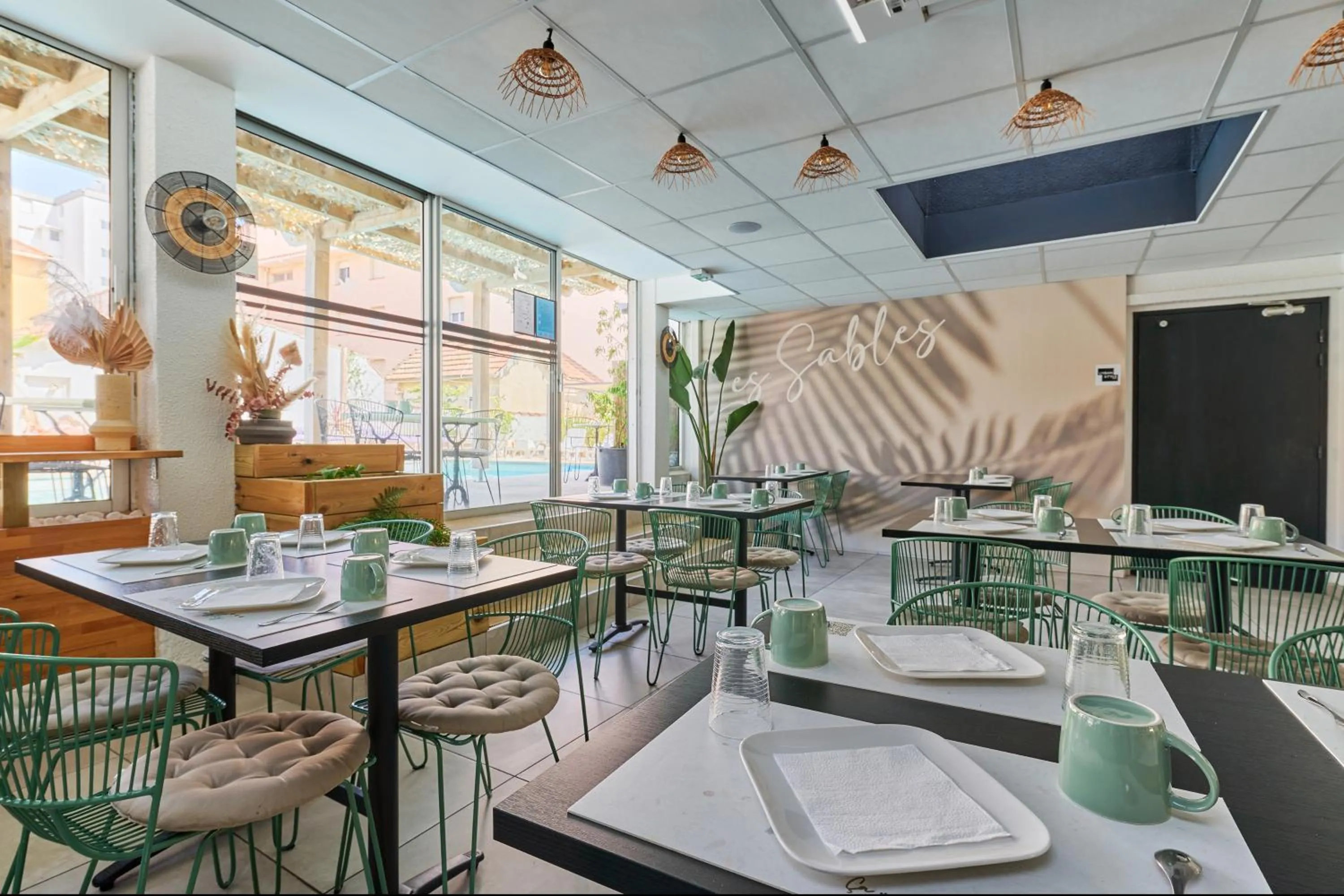 Restaurant/places to eat in Hôtel Les Sables - Urban Style - by Logis Hotels