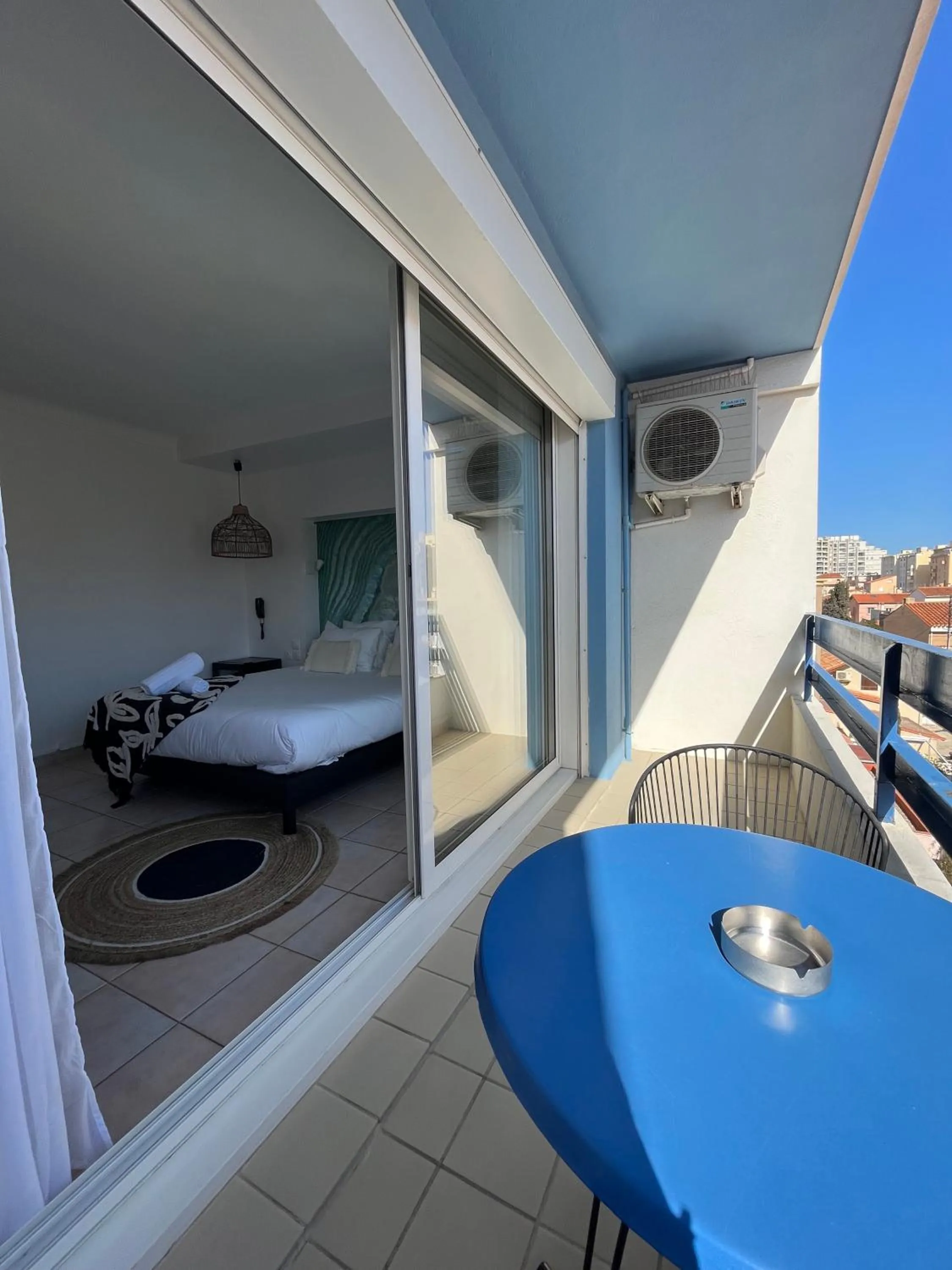 Balcony/Terrace, Bed in Hôtel Les Sables - Urban Style - by Logis Hotels
