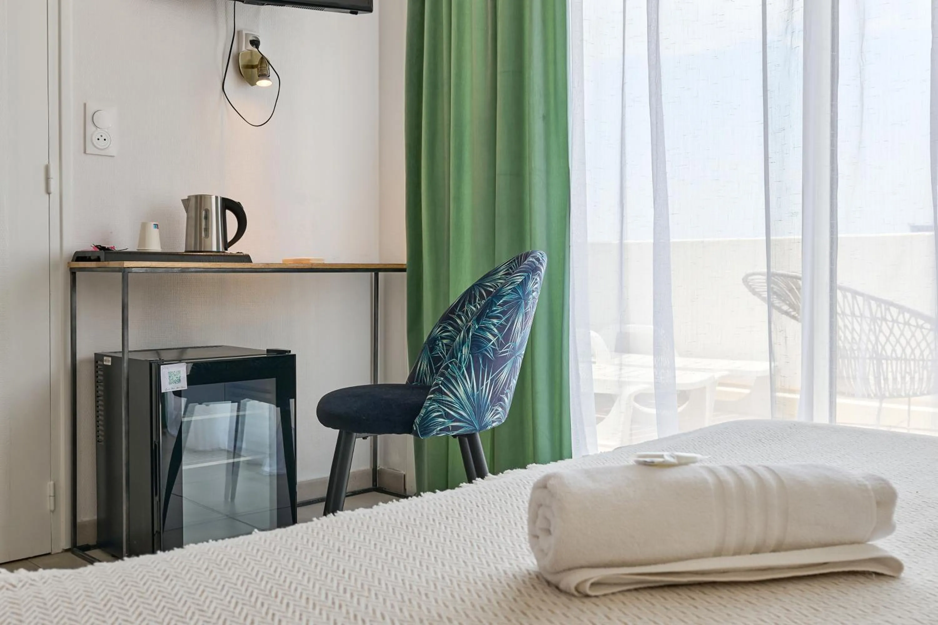 Coffee/tea facilities, Bed in Hôtel Les Sables - Urban Style - by Logis Hotels