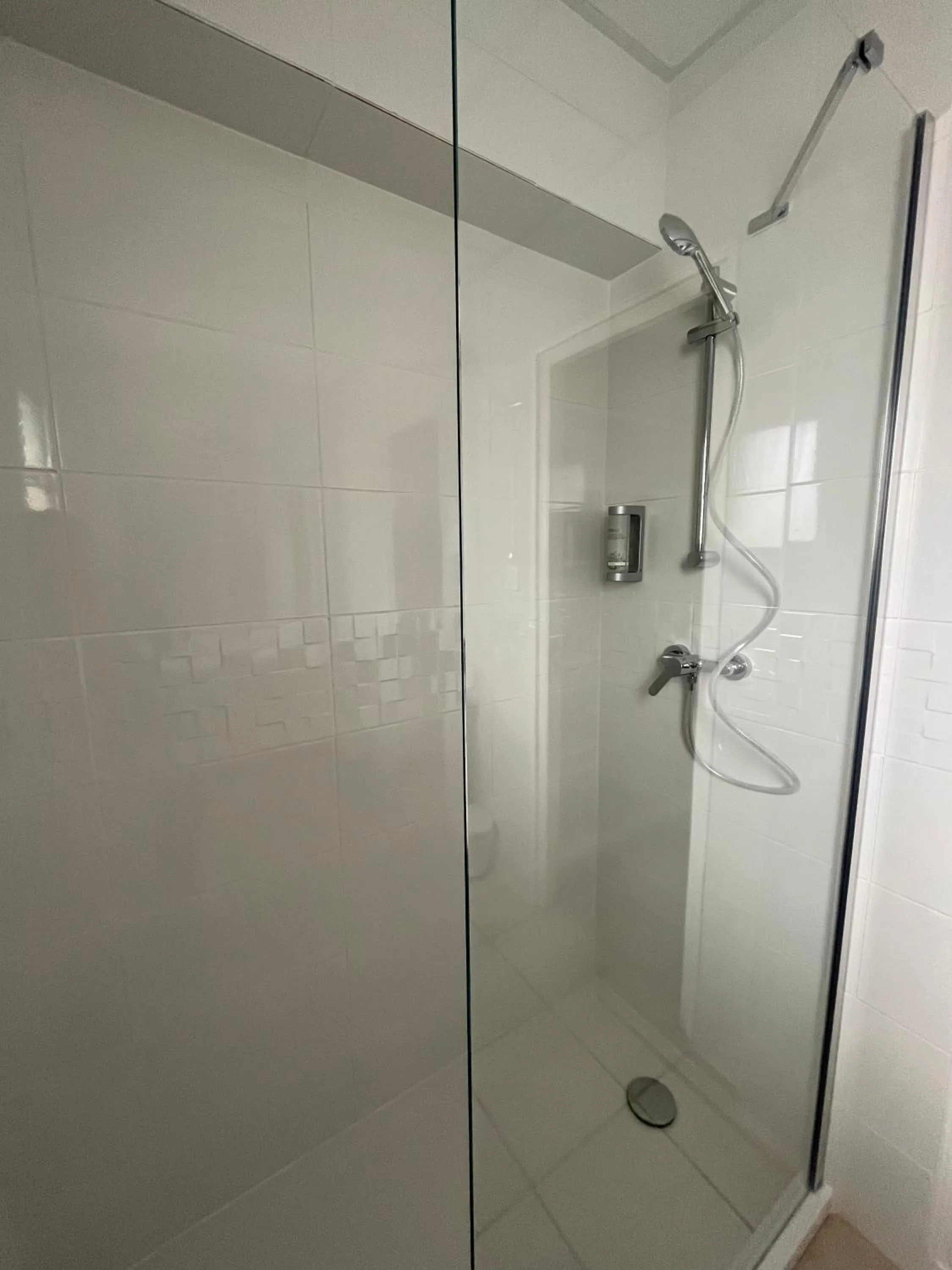 Shower in Hôtel Les Sables - Urban Style - by Logis Hotels