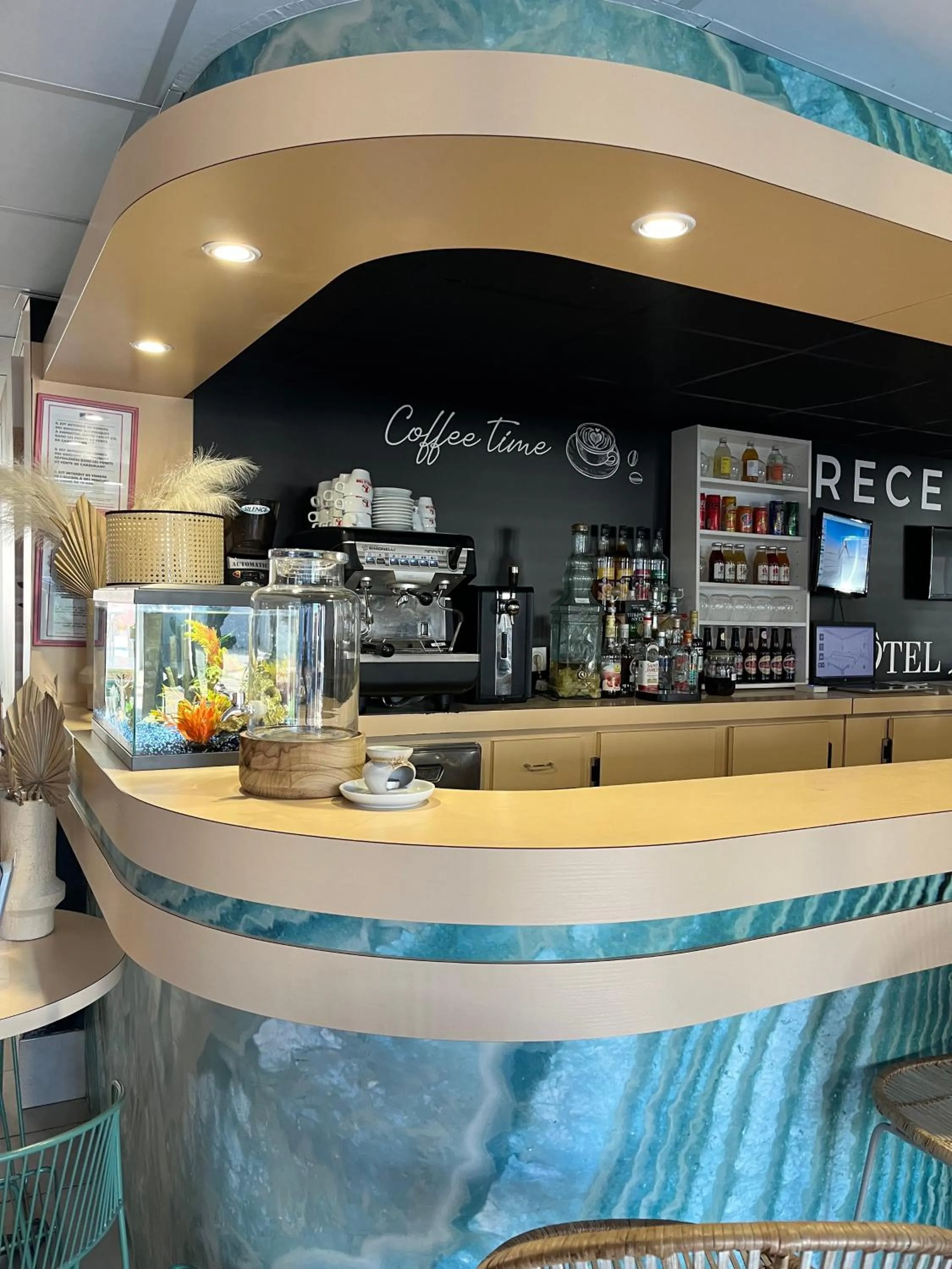 Lounge or bar in Hôtel Les Sables - Urban Style - by Logis Hotels