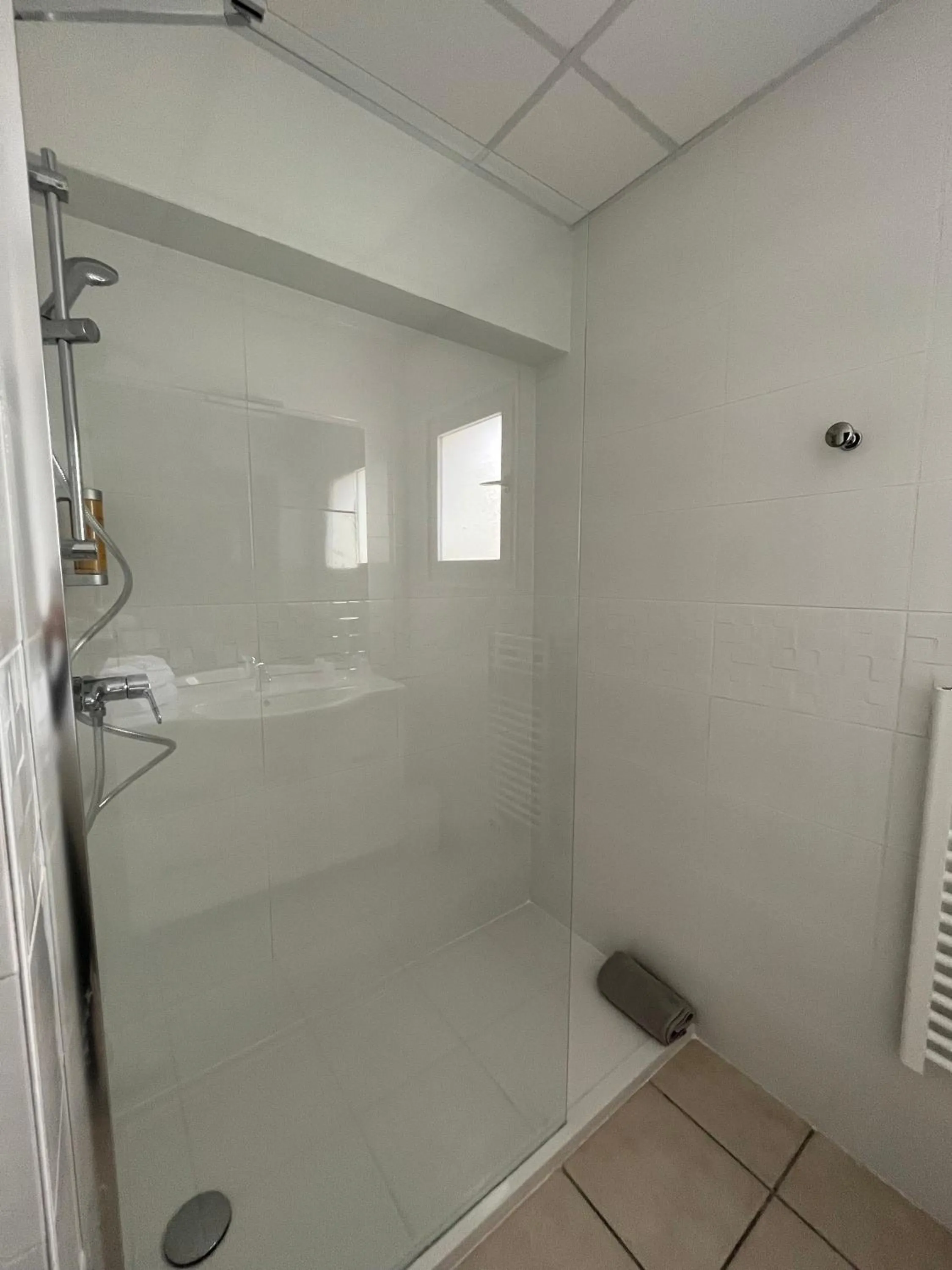 Shower in Hôtel Les Sables - Urban Style - by Logis Hotels