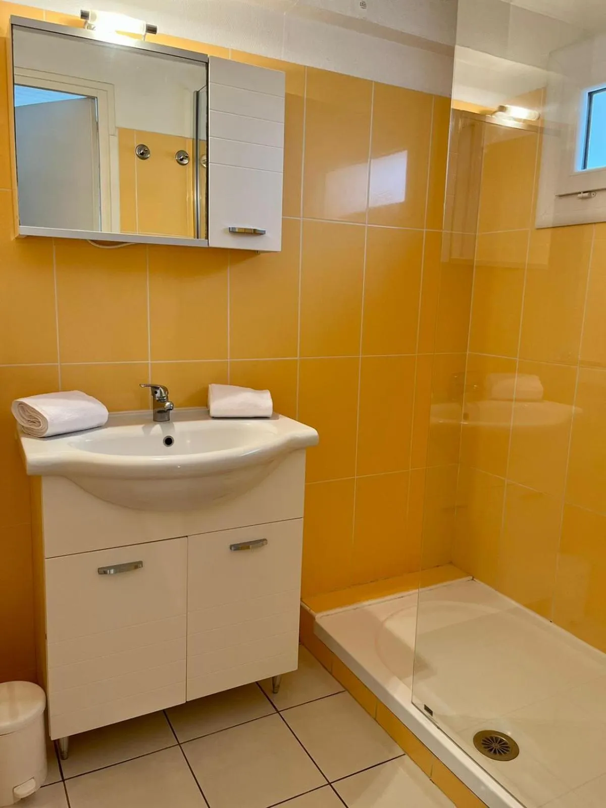 Bathroom in Hôtel Les Sables - Urban Style - by Logis Hotels