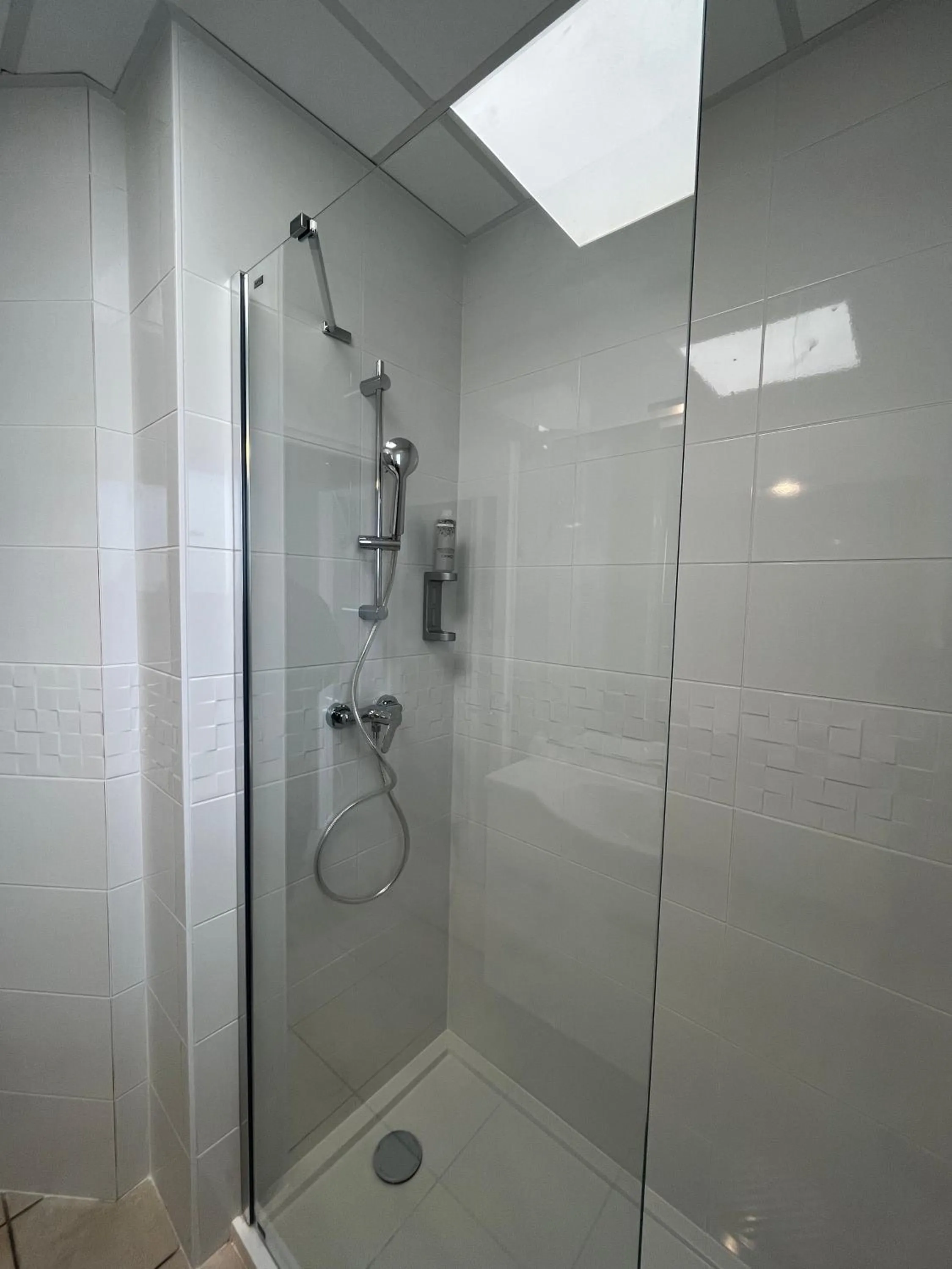 Shower in Hôtel Les Sables - Urban Style - by Logis Hotels