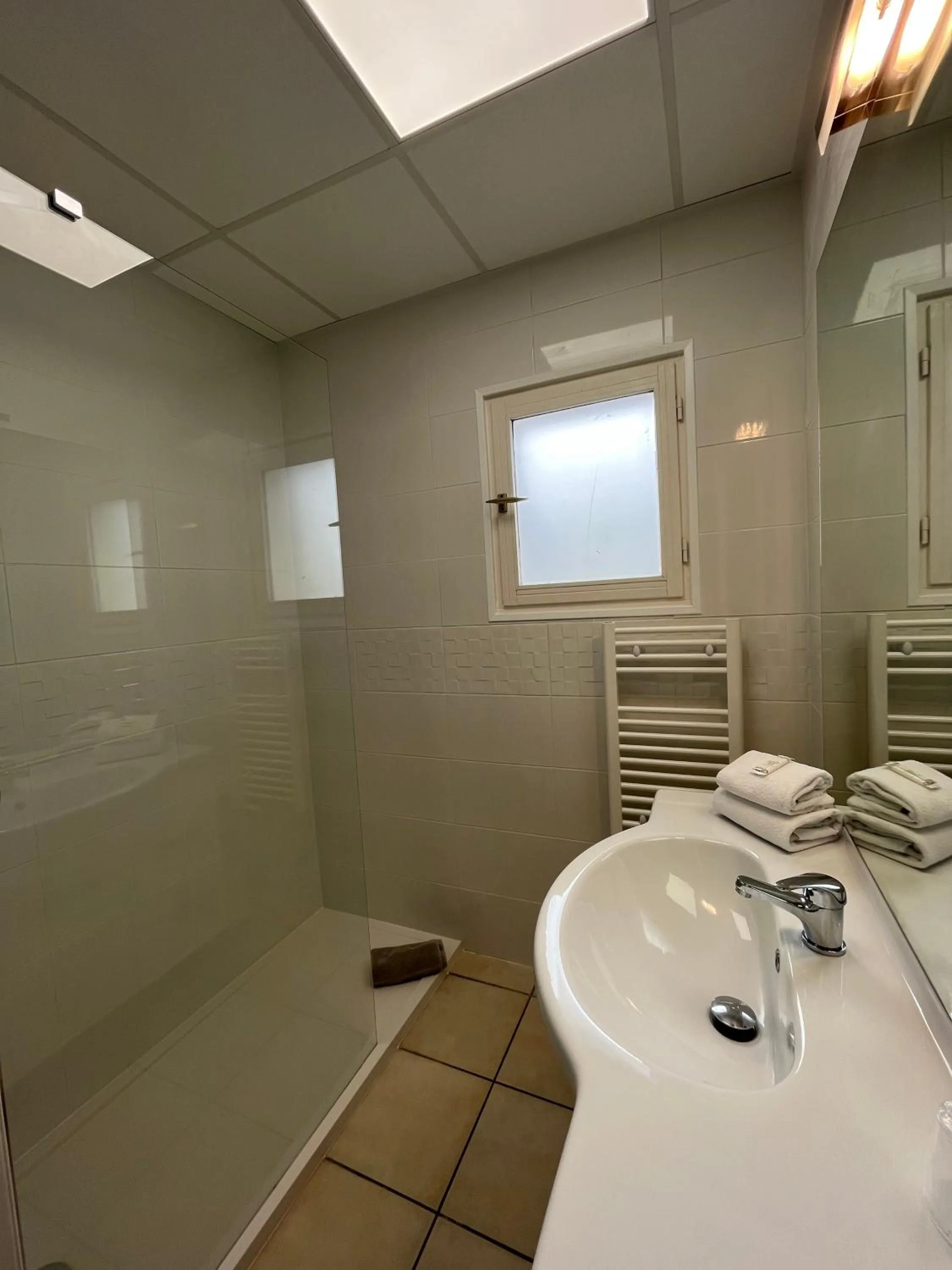 Shower in Hôtel Les Sables - Urban Style - by Logis Hotels