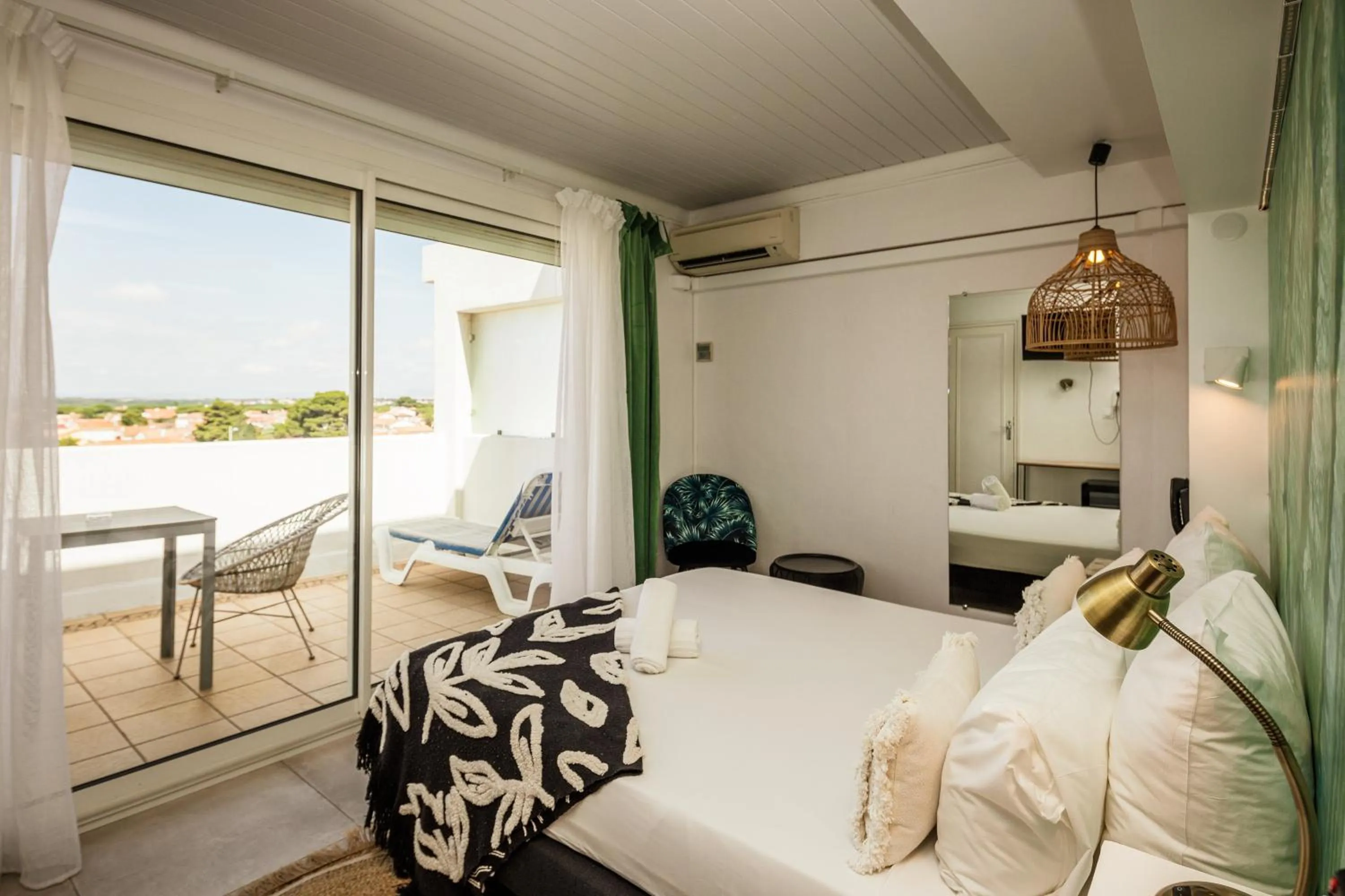 Bed in Hôtel Les Sables - Urban Style - by Logis Hotels