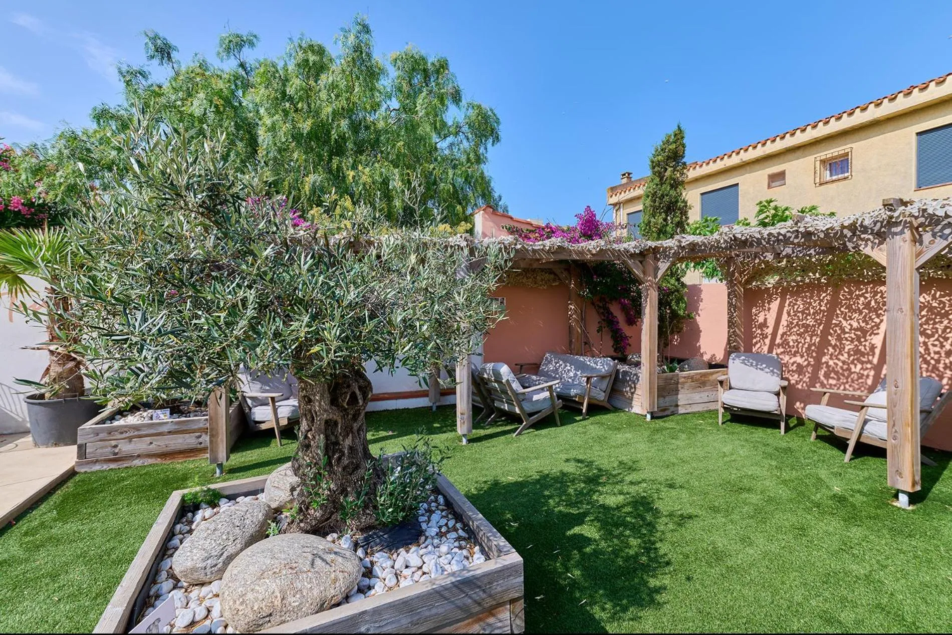 Garden in Hôtel Les Sables - Urban Style - by Logis Hotels