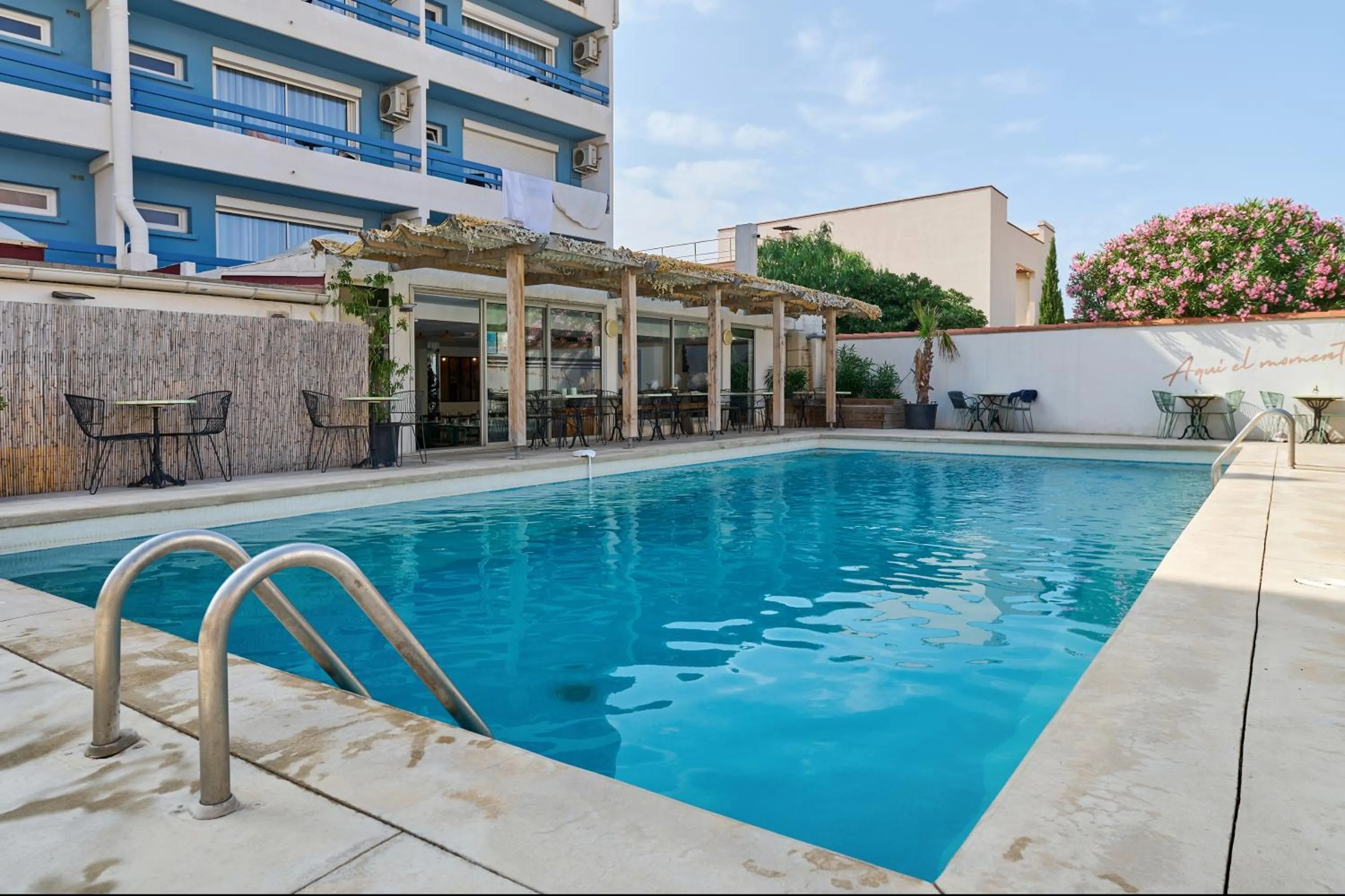 Swimming pool in Hôtel Les Sables - Urban Style - by Logis Hotels