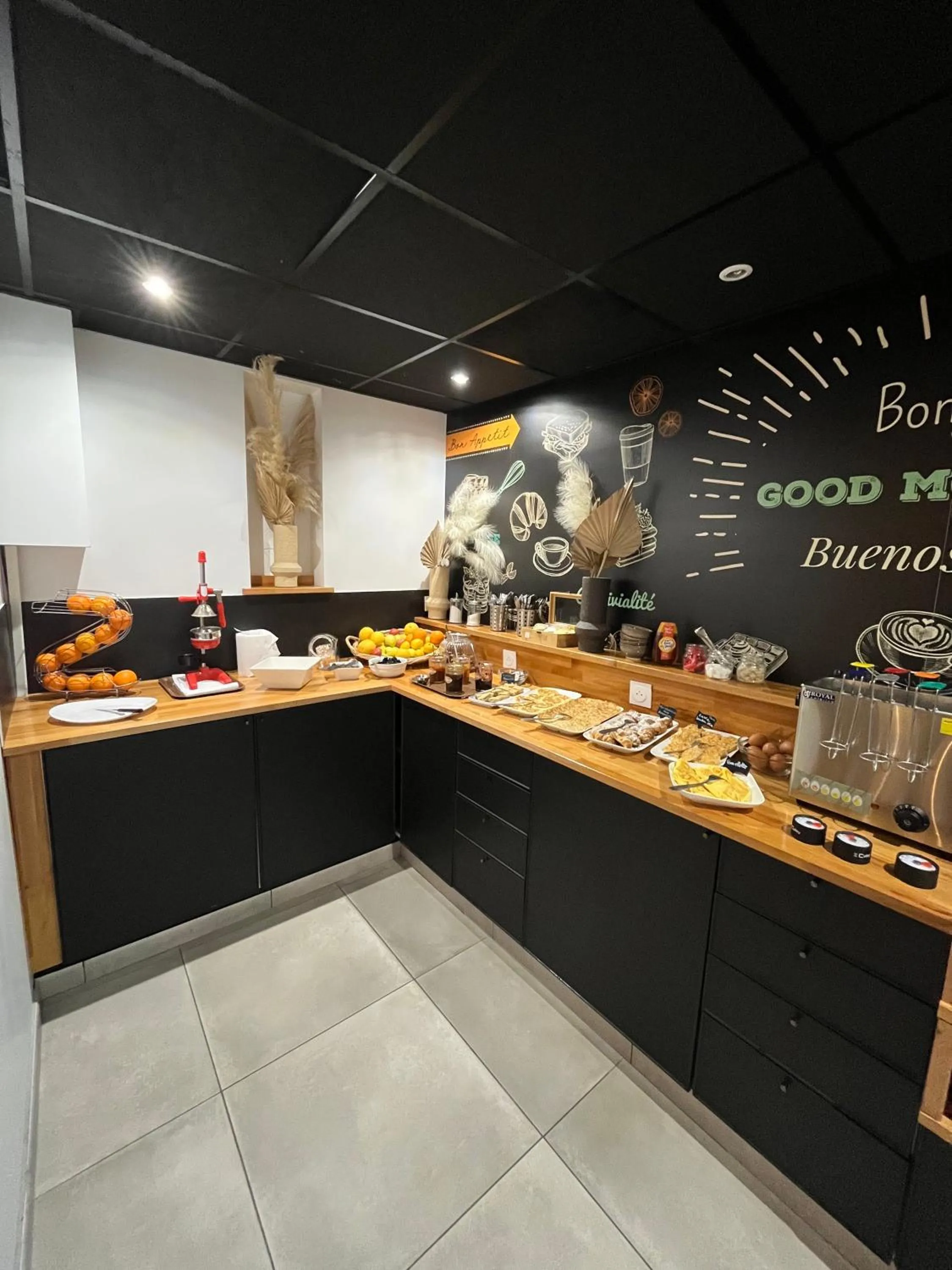 Breakfast in Hôtel Les Sables - Urban Style - by Logis Hotels