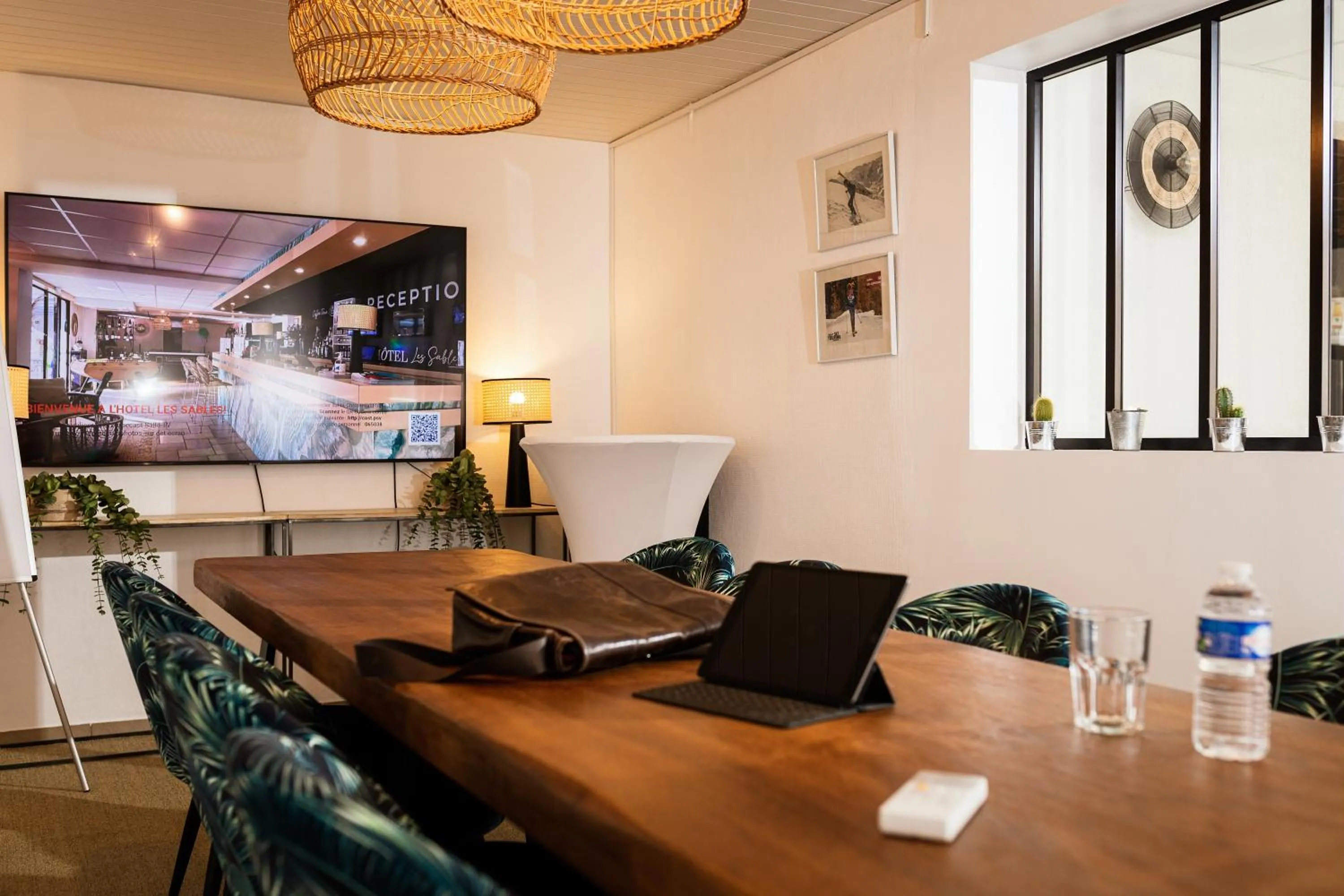 TV and multimedia in Hôtel Les Sables - Urban Style - by Logis Hotels