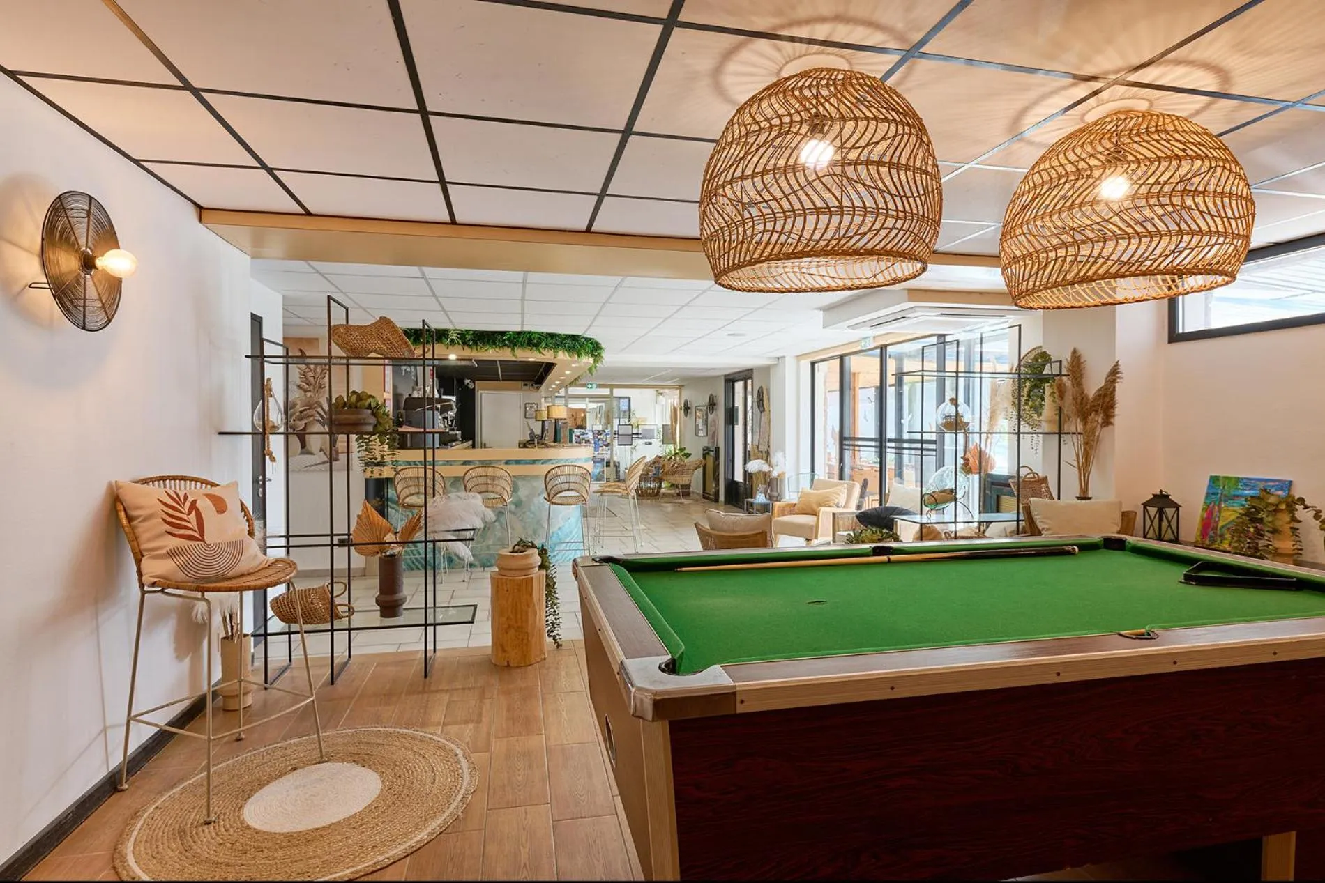 Billiard in Hôtel Les Sables - Urban Style - by Logis Hotels