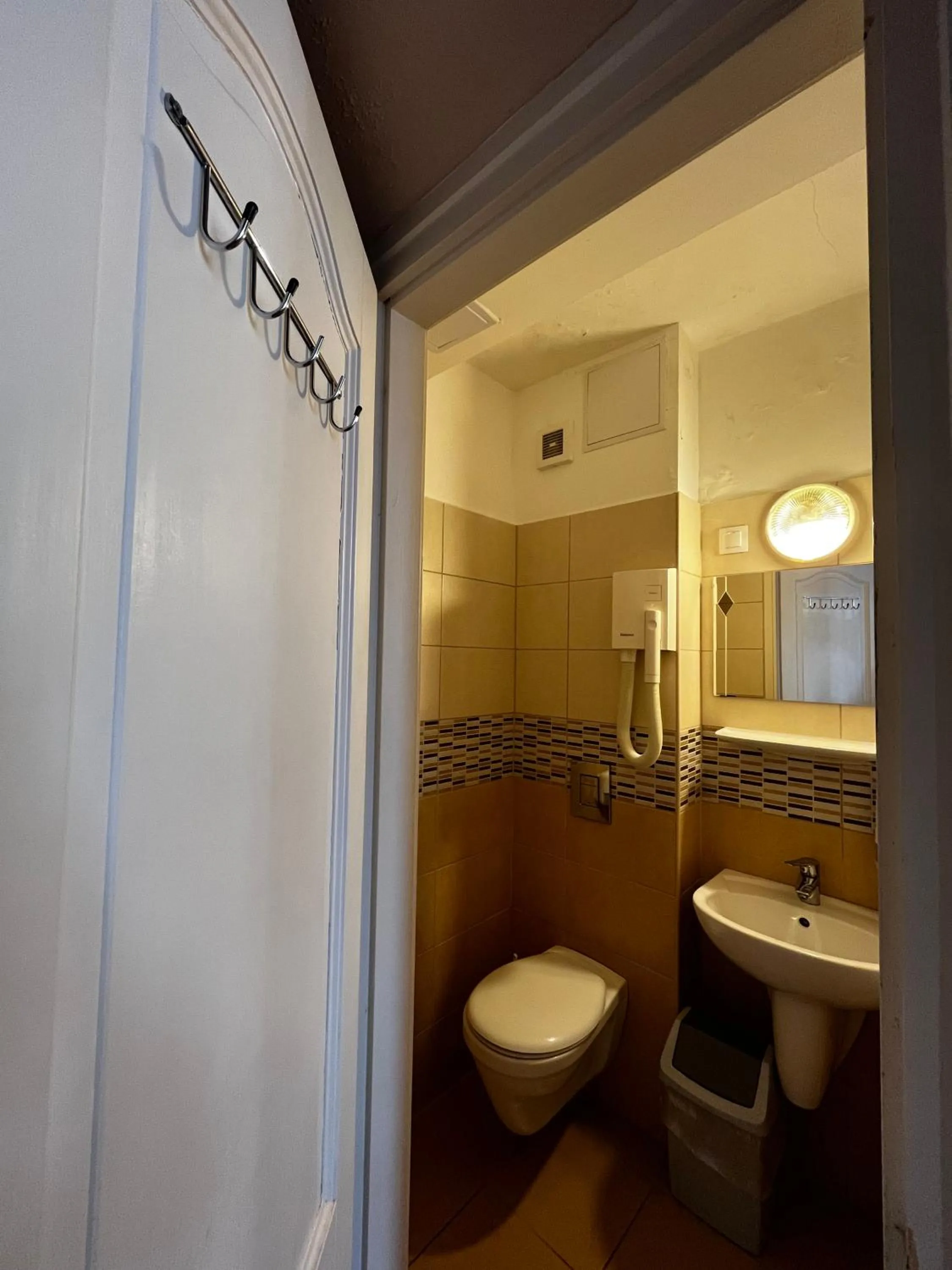 Shower in Nereus Park Hotel